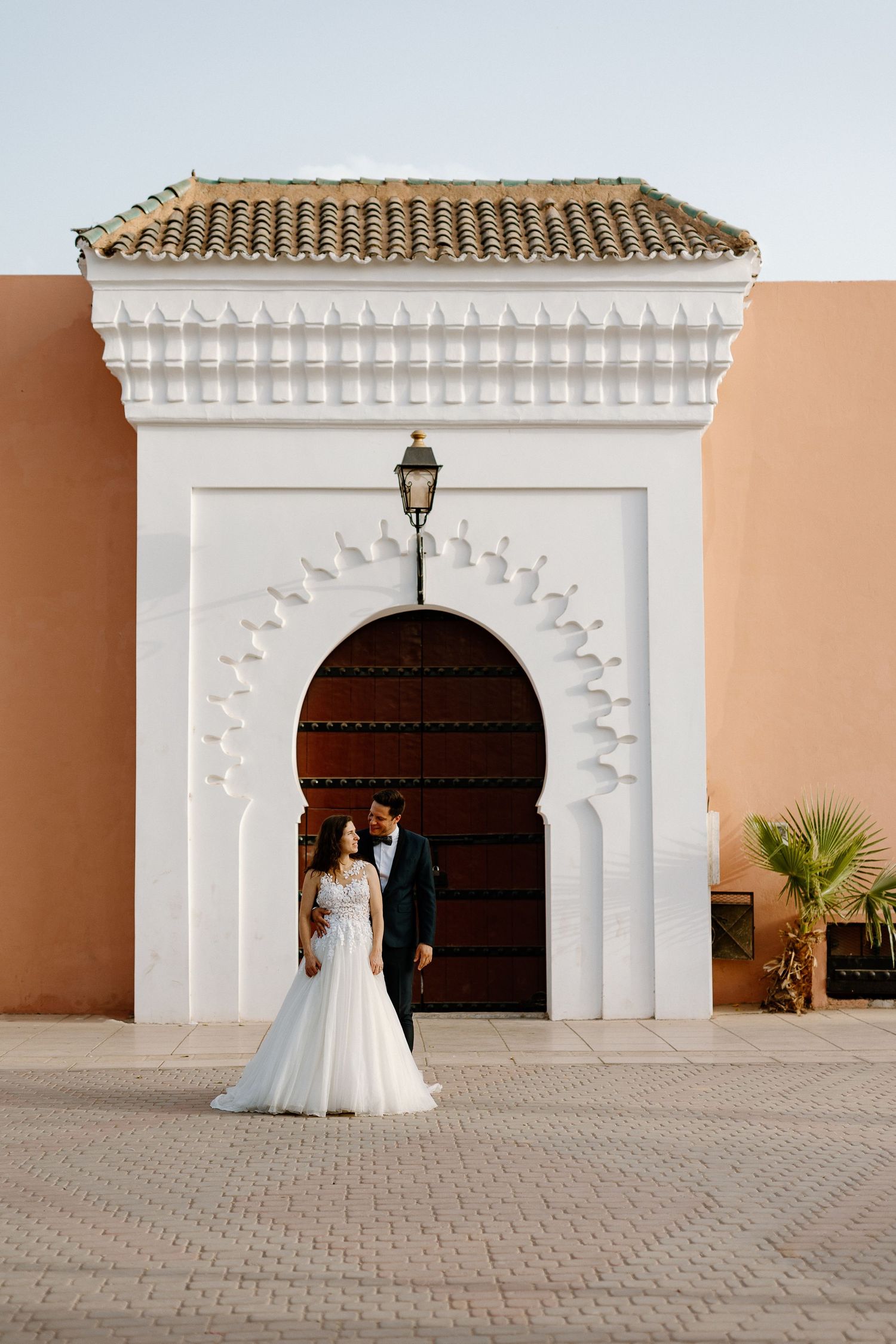 wedding marrakech, editorial bride and groom photoshoot in marrakech. marrakech wedding photographer
