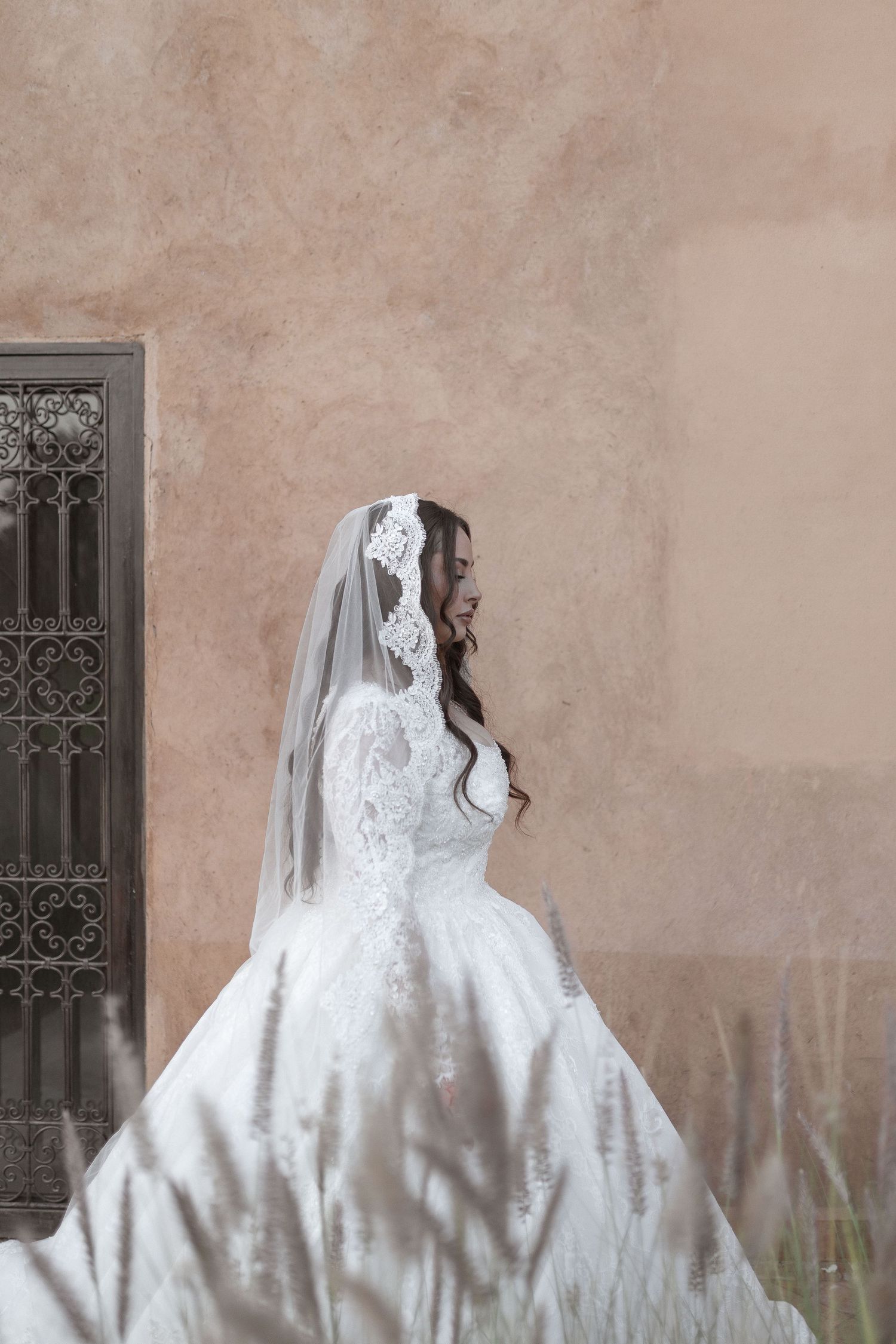 wedding in a luxurious villa in marrakech, editorial bride and groom photoshoot in marrakech. marrakech wedding photographer