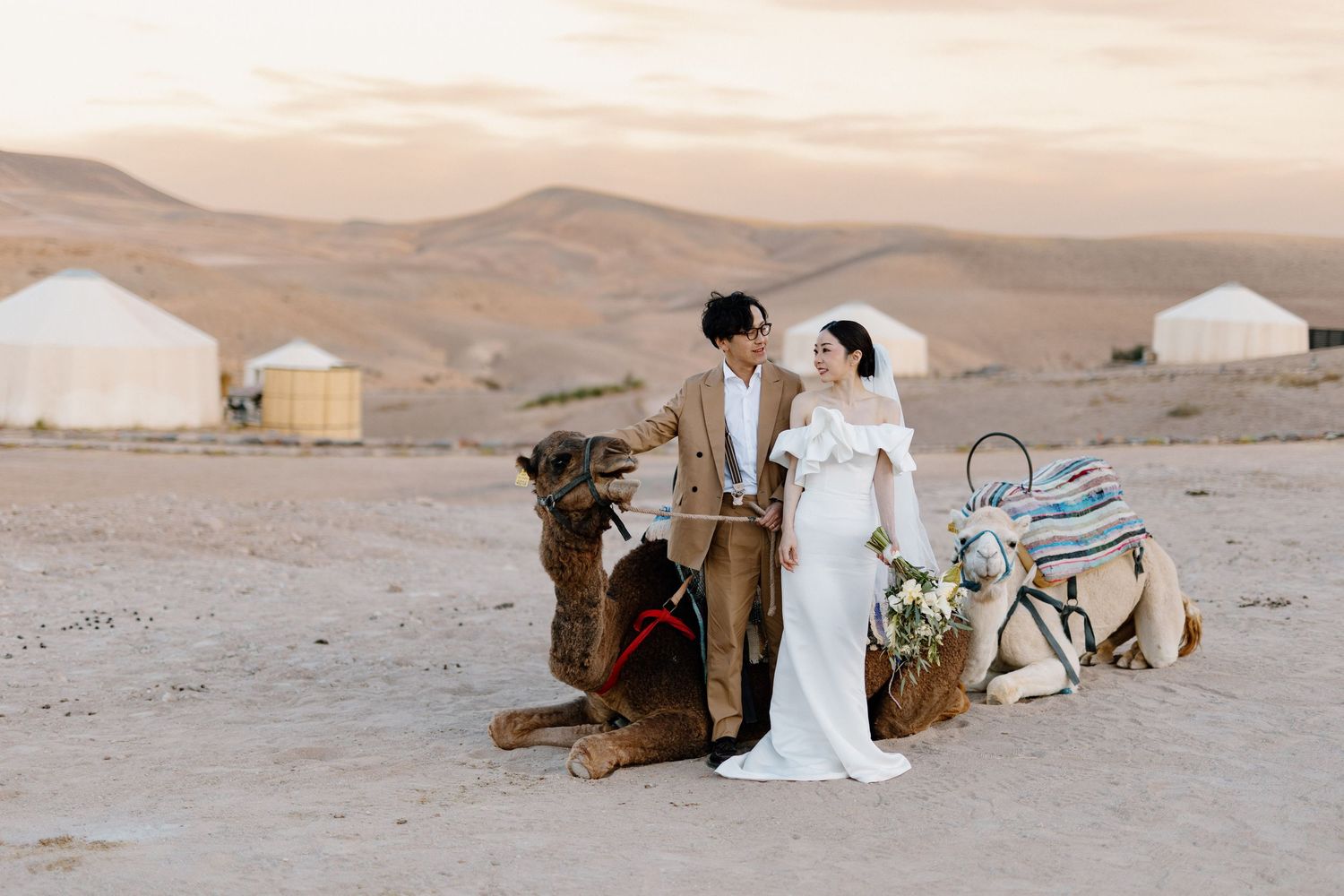 wedding ceremony with camel in the desert of agafay marrakech. photographe de mariage a marrakech, marrakech wedding photographer,