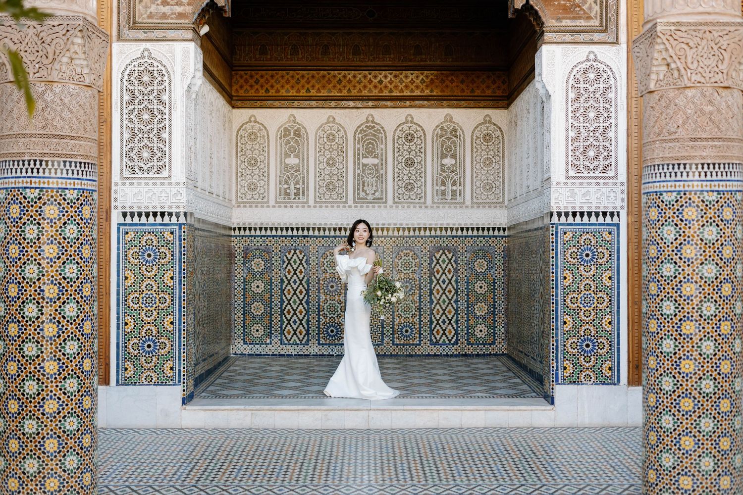 portrait of a bride in a majestic moroccan riad in marrakech. photographe de mariage a marrakech, marrakech wedding photographer,