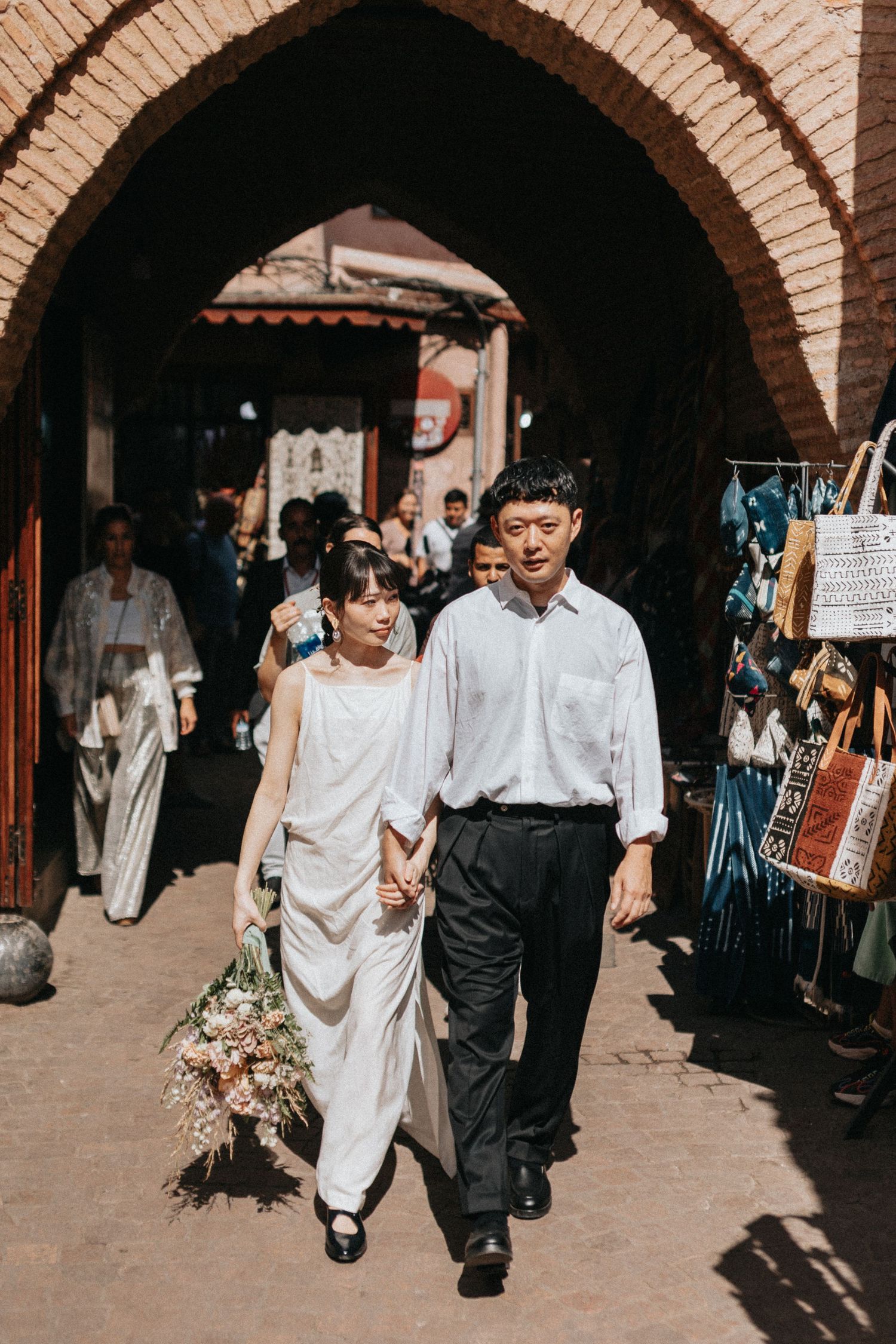 couple photosssion in the streets of marrakech