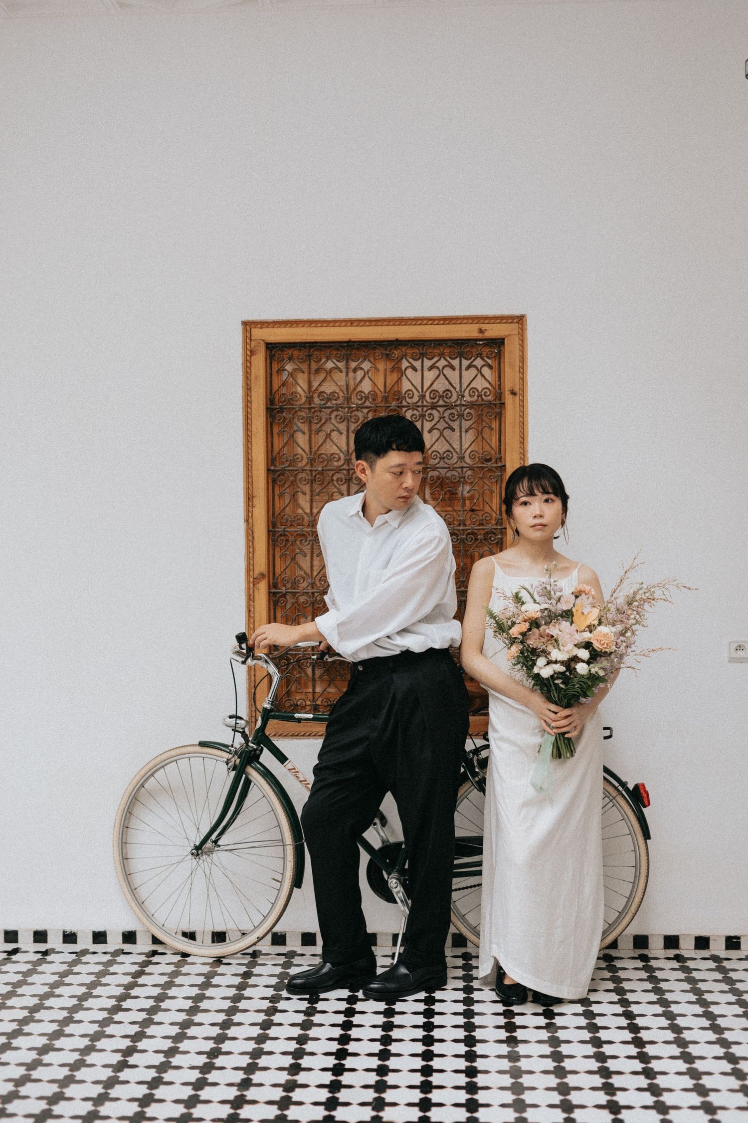 editorial photosession for couple celebrating their honeymoon in marrakech