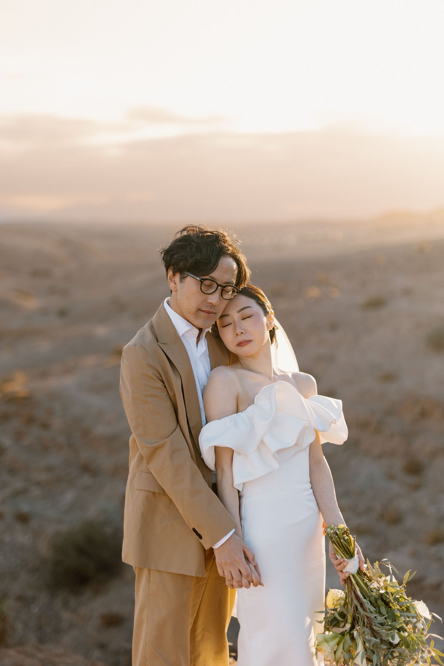 wedding  in the desert of agafay marrakech, editorial bride and groom photoshoot in agafay desert. marrakech wedding photographer