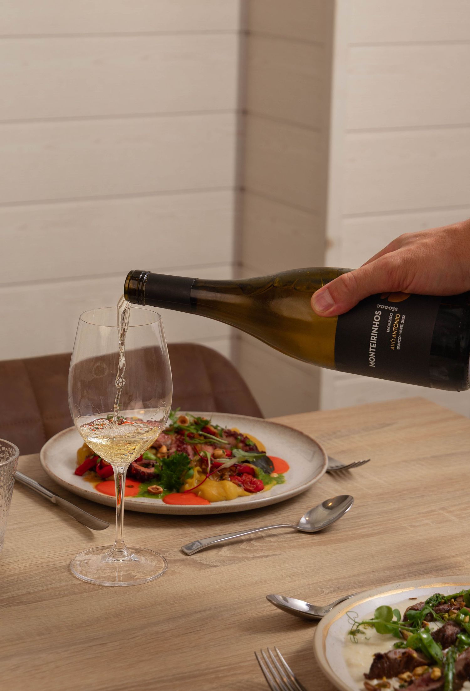 Fotografia gastronómica de vinho a ser servido à mesa para redes sociais de restaurante — Nauisa Studio, Leiria