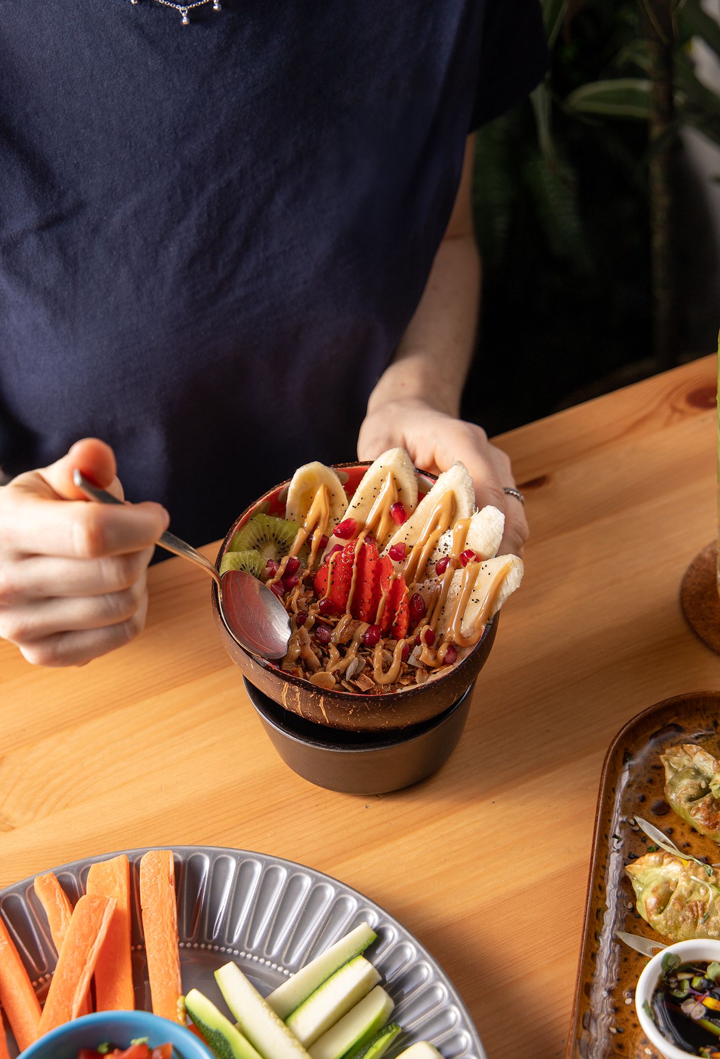 Detalhe de mesa de brunch com modelo parcialmente enquadrada — fotografia de lifestyle para redes sociais — Nauisa Studio, Leiria