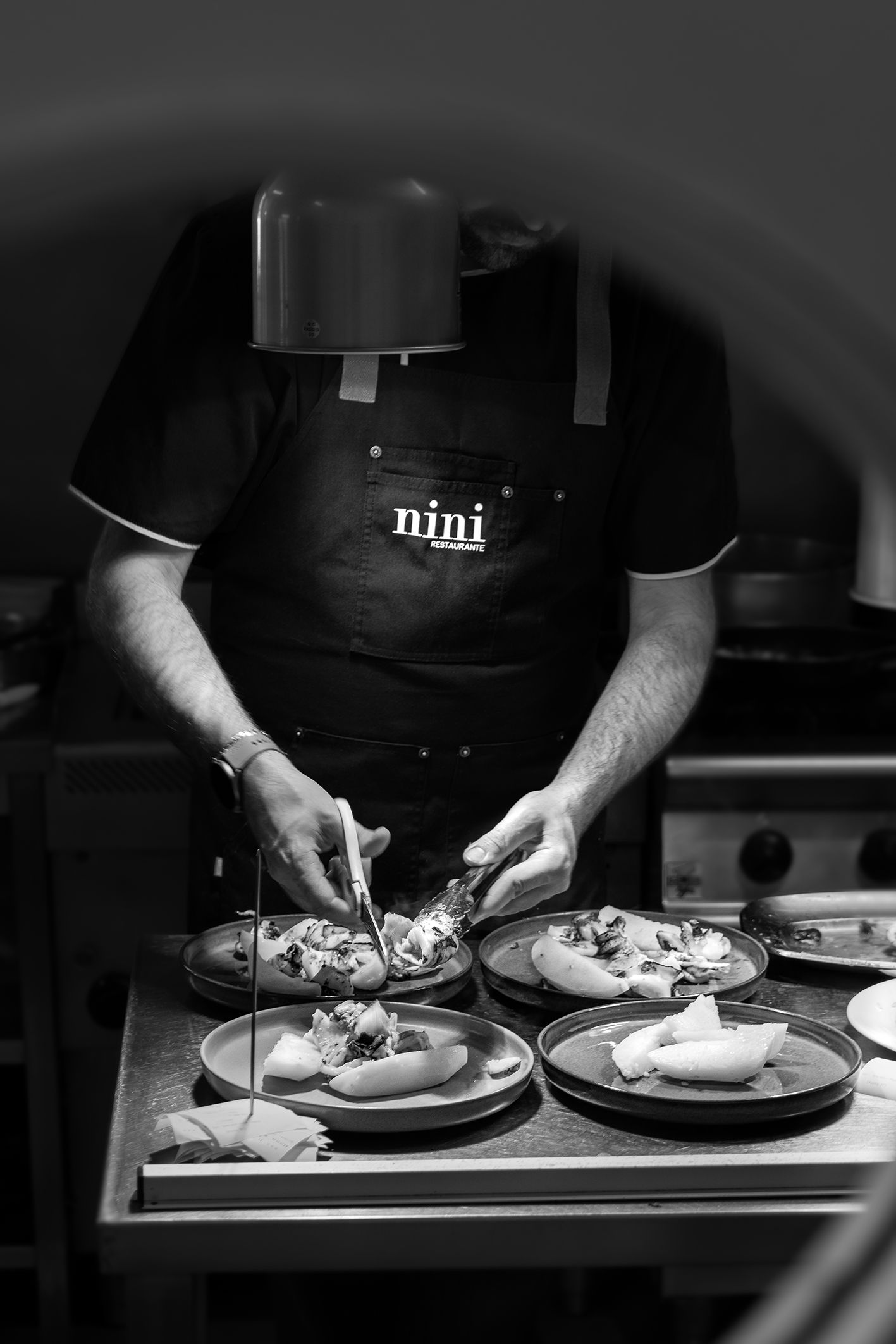 Detalhe de Chef a empratar em cozinha de restaurante — fotografia para redes sociais — Nauisa Studio, Leiria