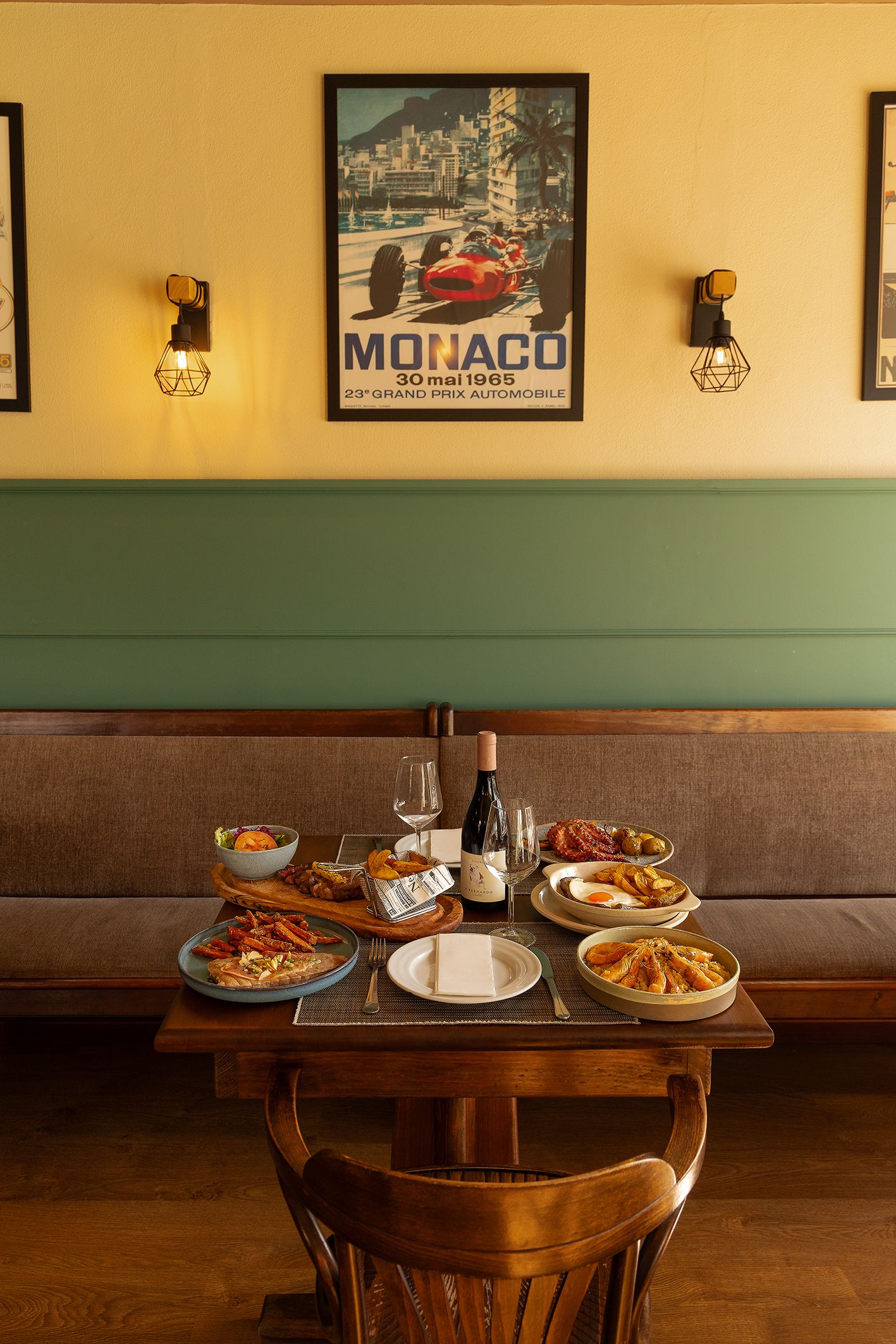 Fotografia de interior de restaurante com mesa composta por vários pratos da casa — para site e redes sociais — Nauisa Studio, Leiria