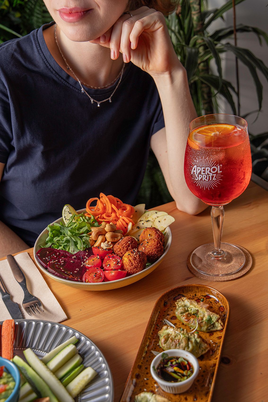 Detalhe de mesa de brunch com modelo parcialmente enquadrada — fotografia de lifestyle para redes sociais — Nauisa Studio, Leiria