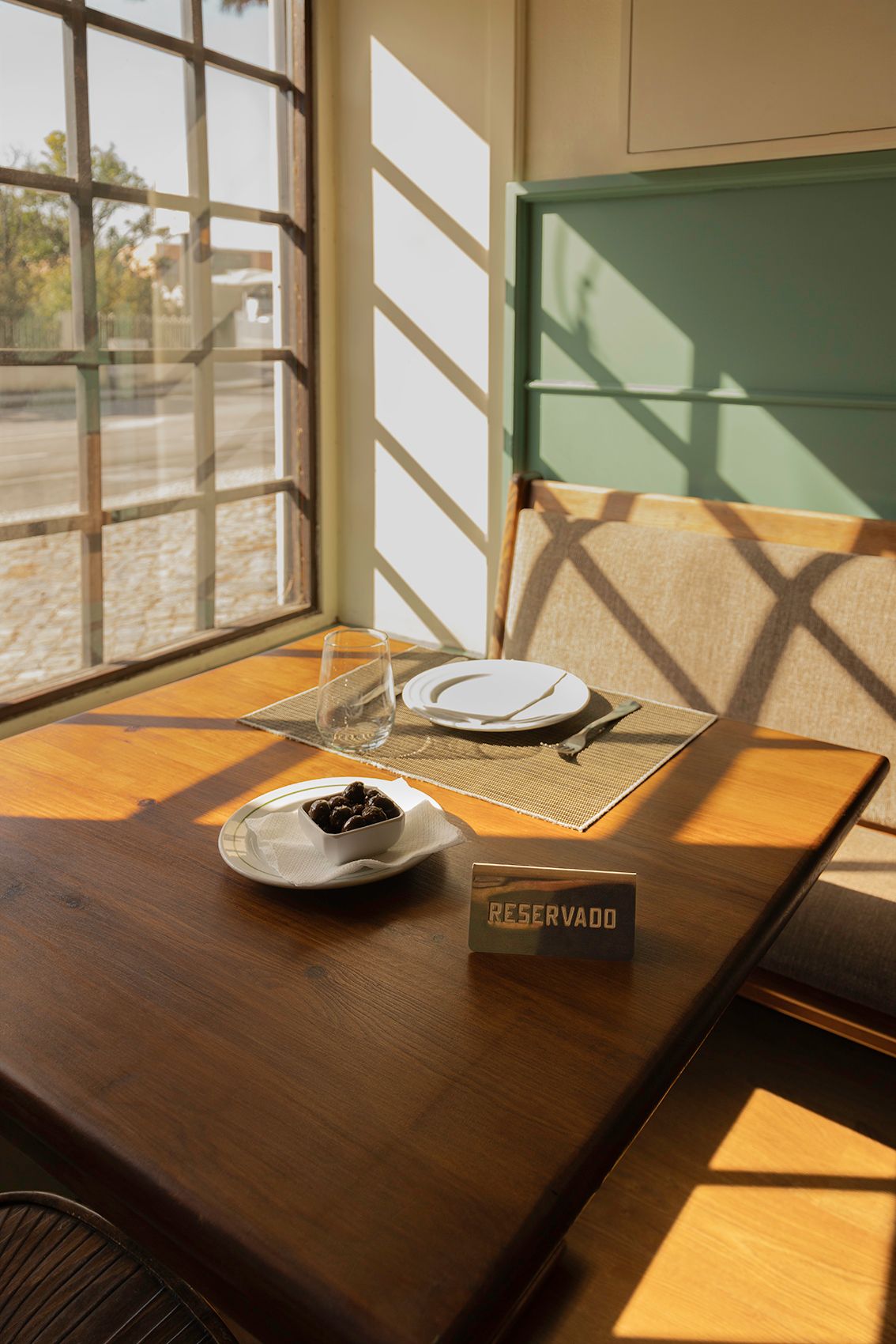 Mesa de restaurante em ambiente solarengo junto à janela — fotografia de interior para redes sociais — Nauisa Studio, Leiria