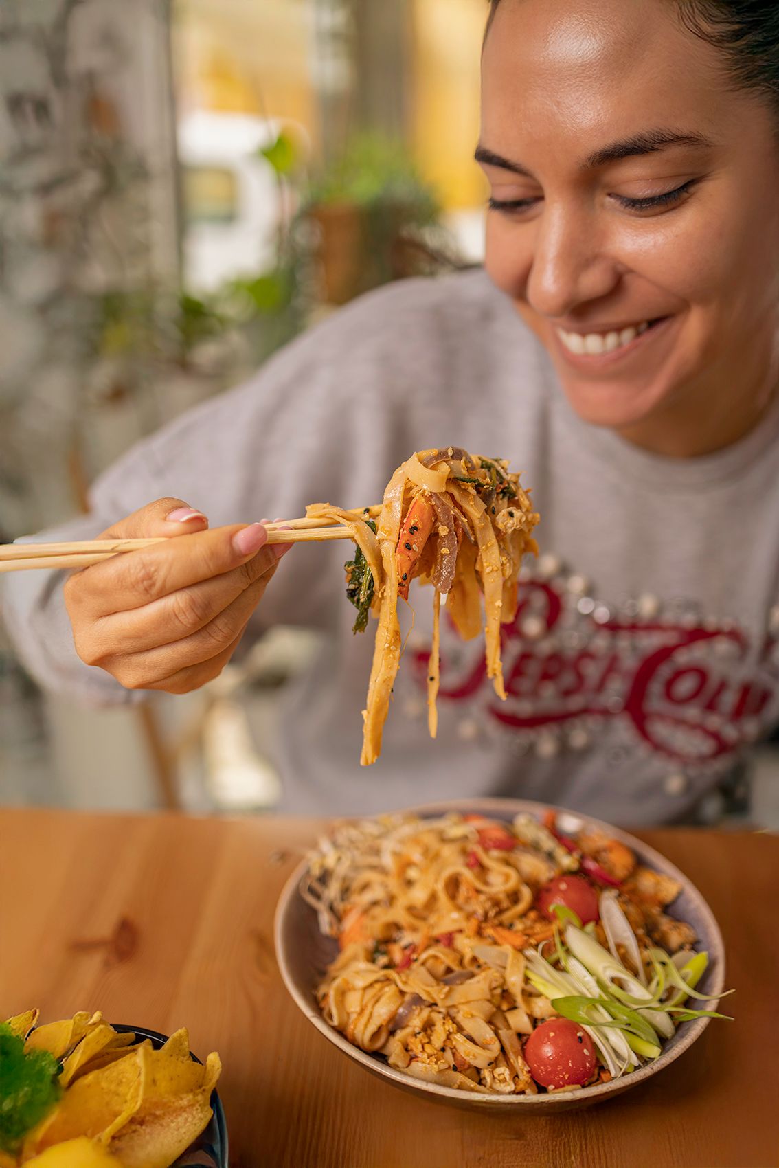 Fotografia gastronómica de Pad Thai com modelo parcialmente enquadrada — fotografia de lifestyle para redes sociais — Nauisa Studio, Leiria