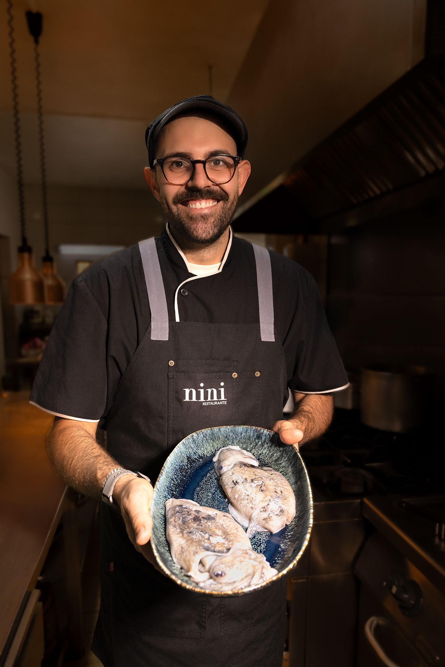 Chef de restaurante apresenta peixe fresco do dia num tabuleiro — fotografia de equipa para redes sociais — Nauisa Studio, Leiria