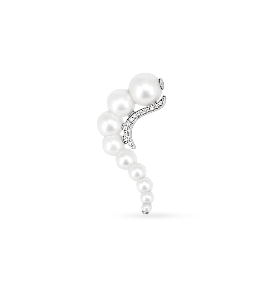 Asherali Paris présente la boucle d’oreille Dona : une ear cuff élégante alliant perles blanches et diamants scintillants.