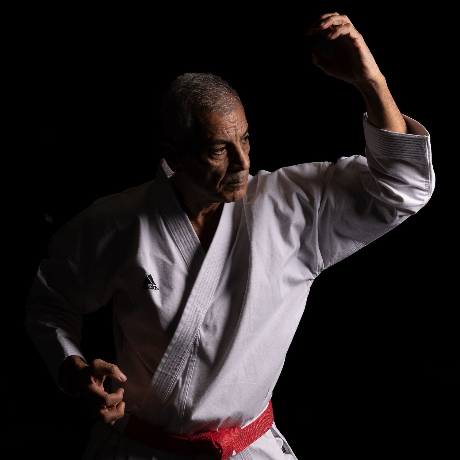 Patrick Attia, maître de karaté 8ᵉ dan, effectue un kata avancé en karatégi blanc et ceinture rouge. Arts martiaux, karaté, kata et démonstr