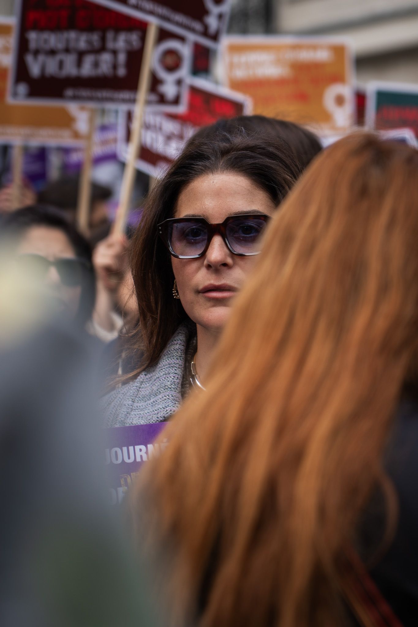 Céline Attal lors d’une manifestation féministe « Nous vivrons », avec foule et pancartes lors du rassemblement public.