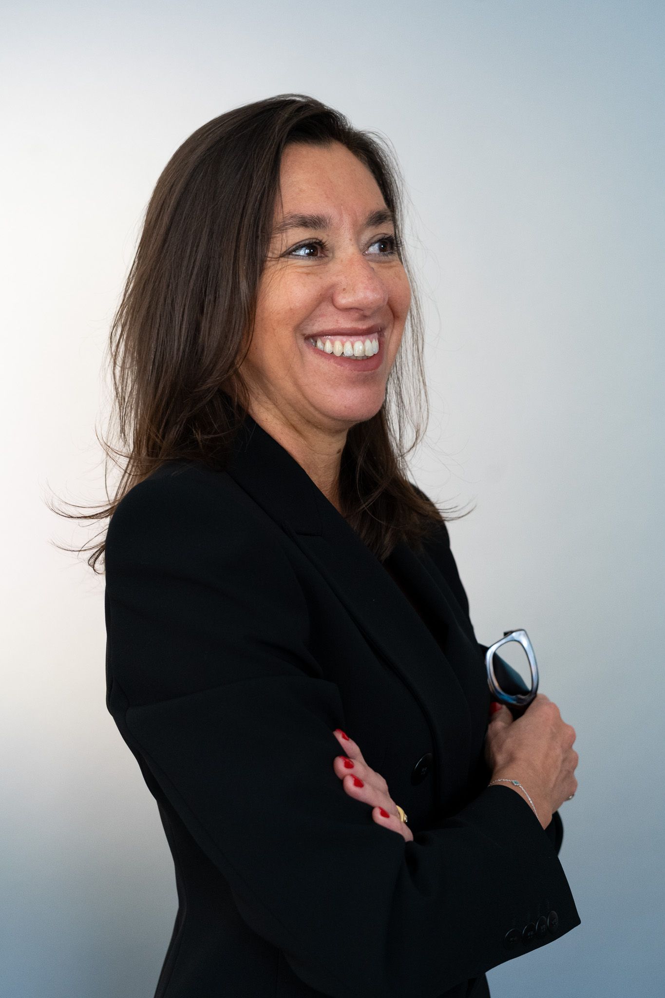 Portrait corporate de Pascale Adoner pour le Shangri-La Paris, posant et souriant dans une série de photos professionnelles en blazer noir.