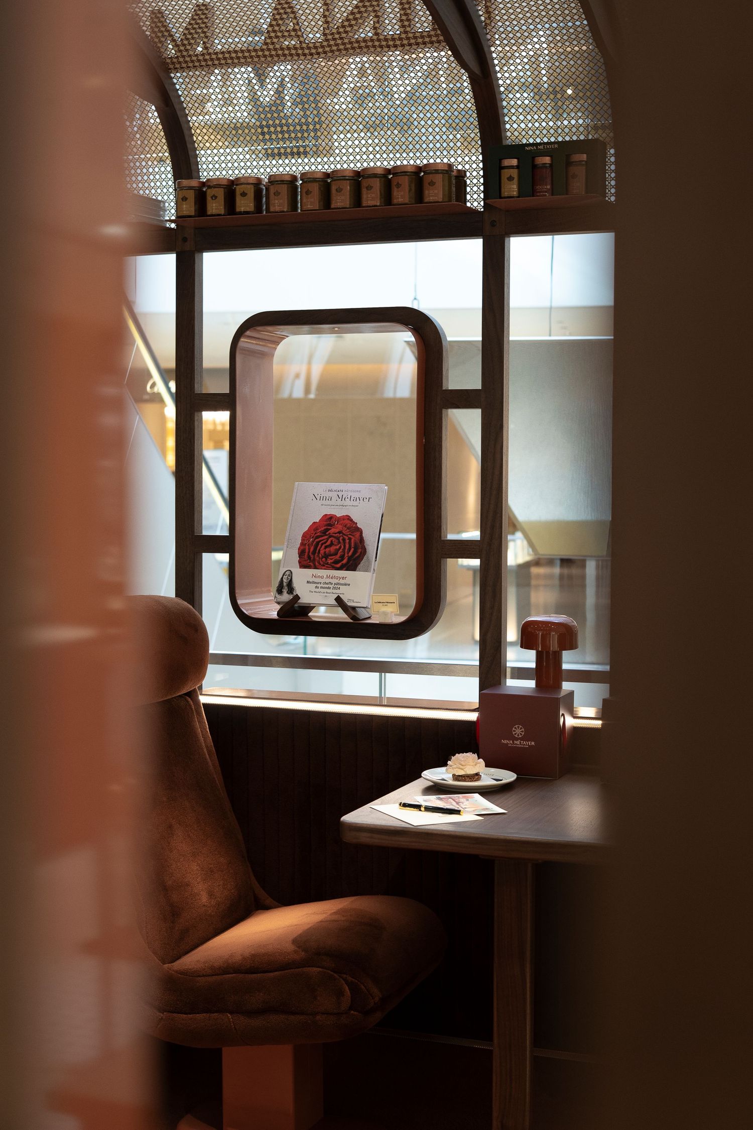 Nina Meteyer à La Samaritaine Paris : Pop Up wagon realisé par Stories mettant en valeur des créations gourmandes en chocolat