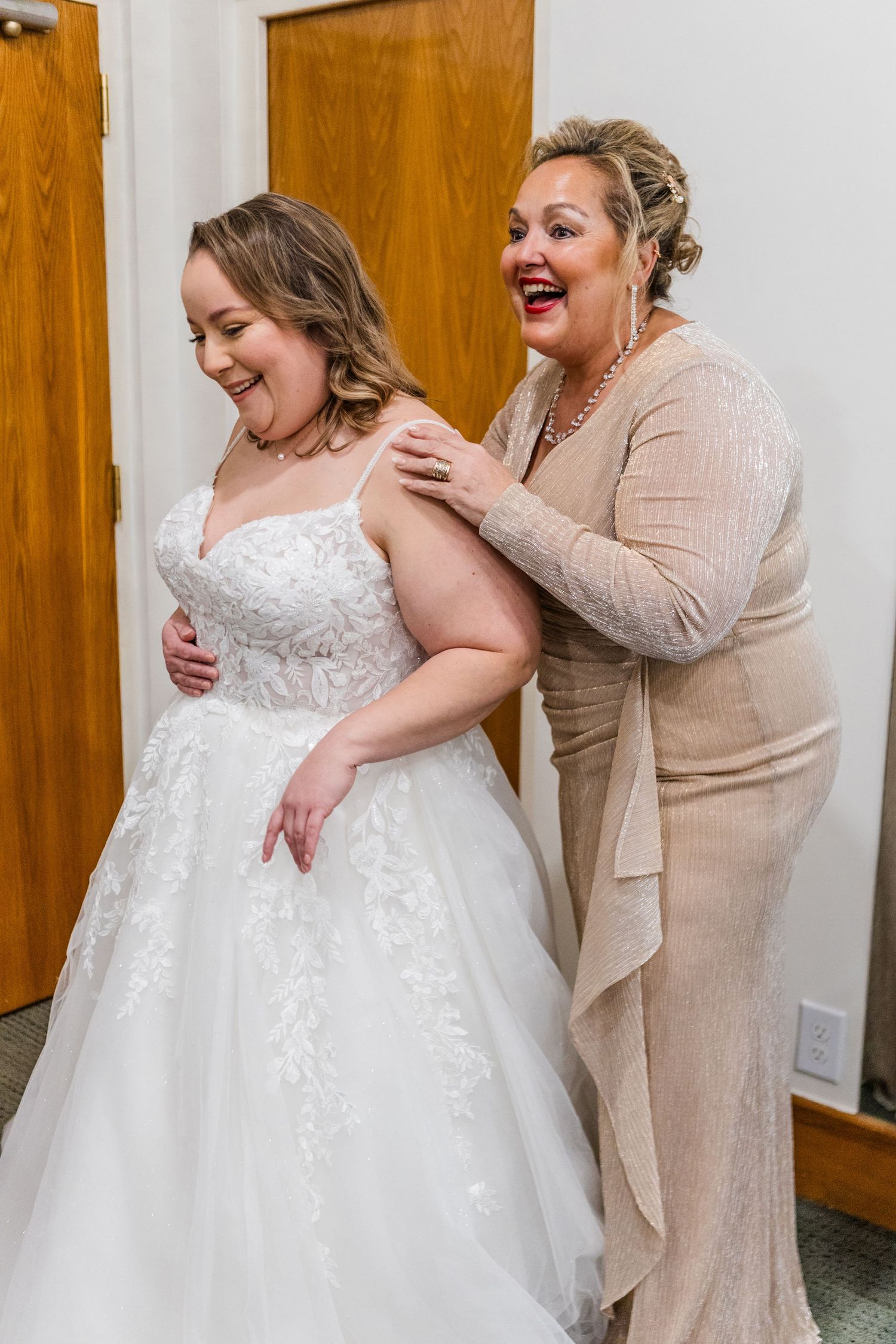 Candid wedding moments showing laughter and embraces.