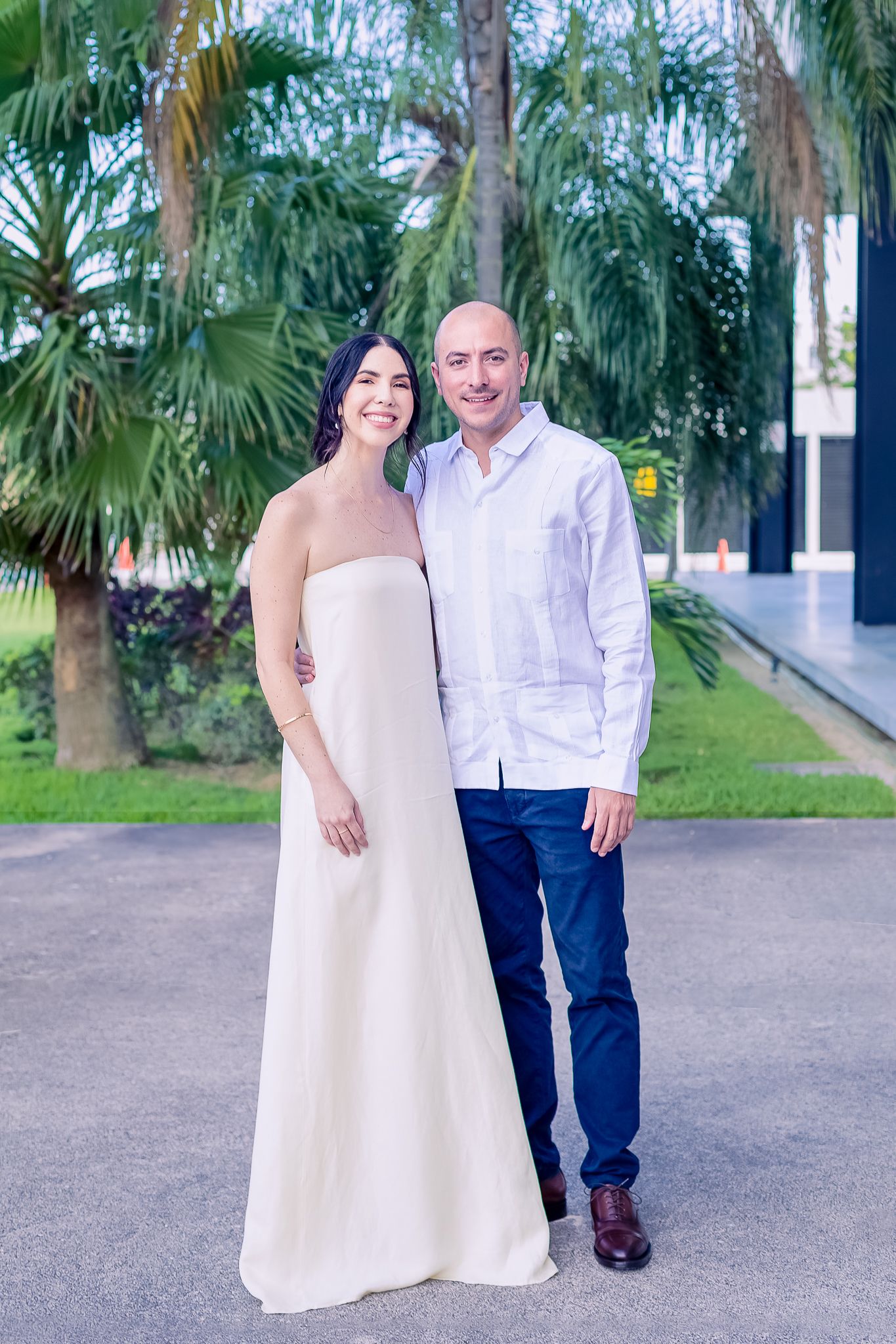 Retrato de pareja durante sesión de compromiso en Mérida Yucatán en jardín