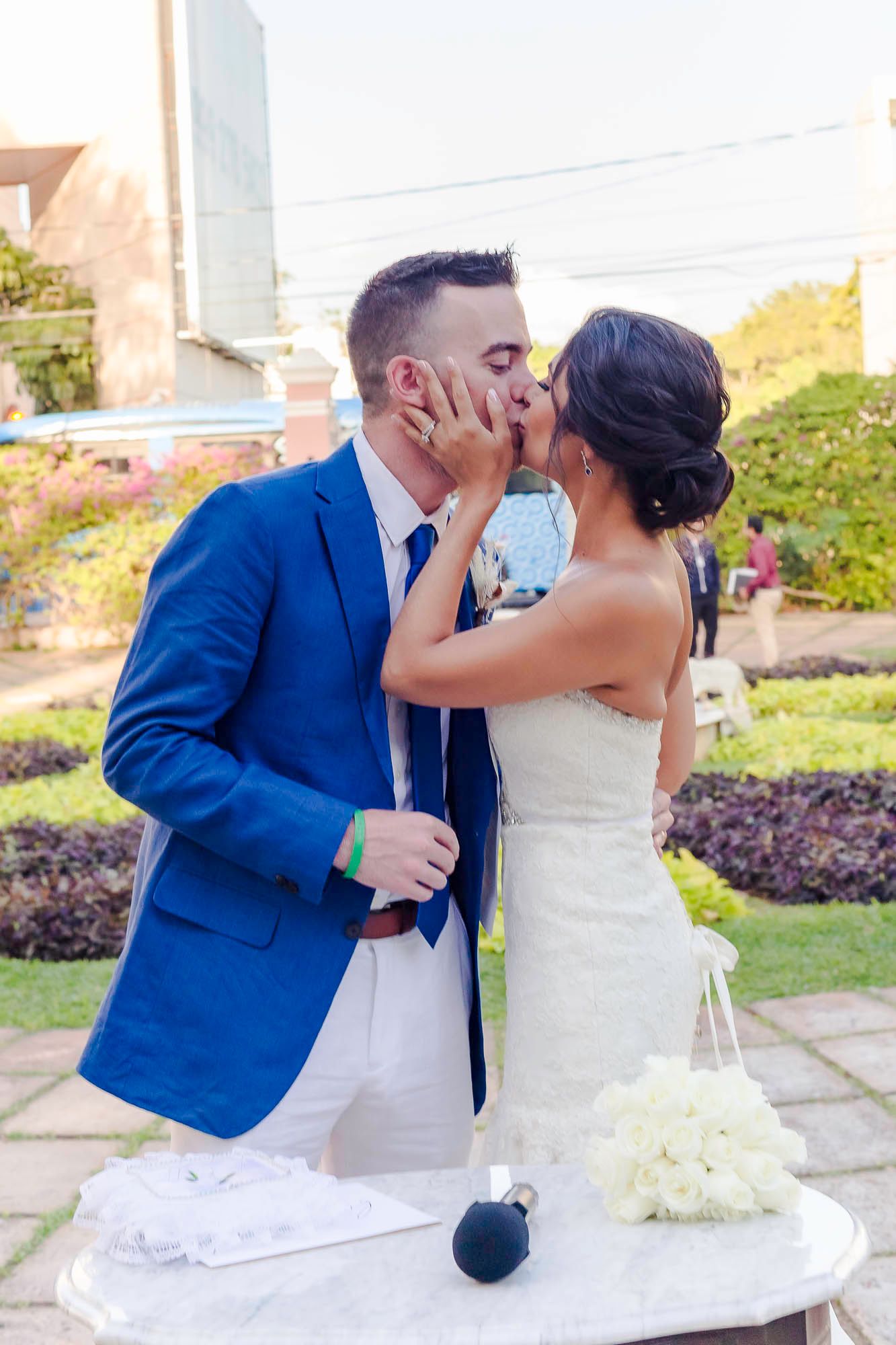 Novios brindando y besándose durante su recepción de boda en Casona el Pinar en Mérida Yucatán