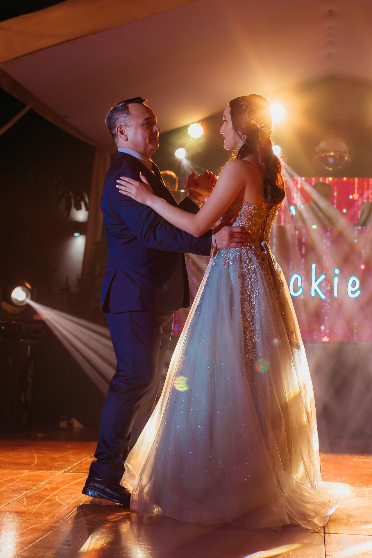 Baile de quinceañera durante recepción en Mérida Yucatán con iluminación romántica