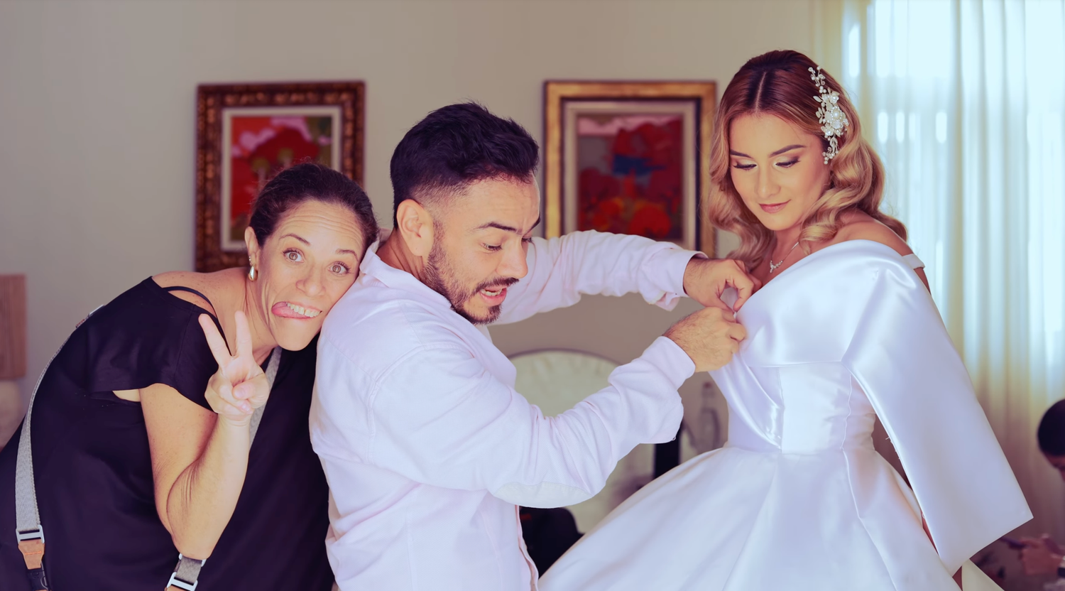 Novia preparándose para su boda en Mérida Yucatán mientras ajustan su vestido antes de la ceremonia