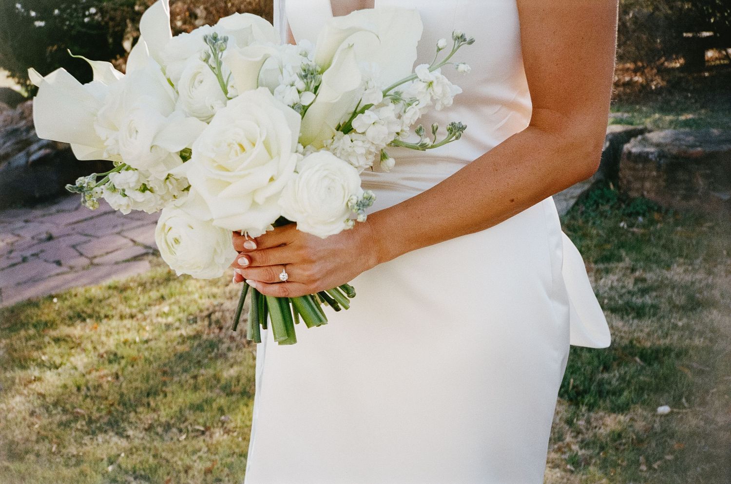 White bridal bouquet featuring fresh roses and classic floral arrangement.