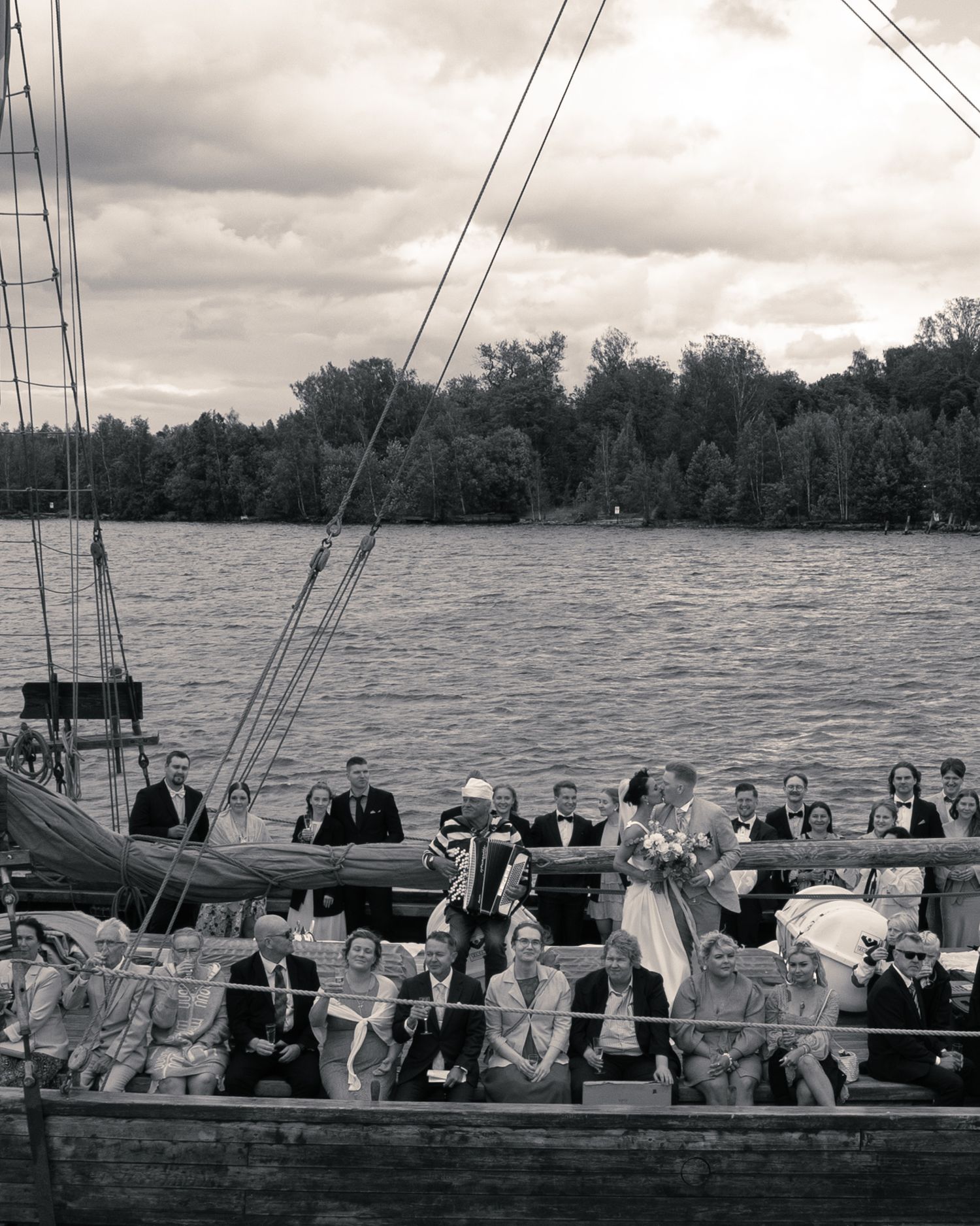 Hääkuvaus Kotkassa. Ilmakuva dronella hääparista laivalla.