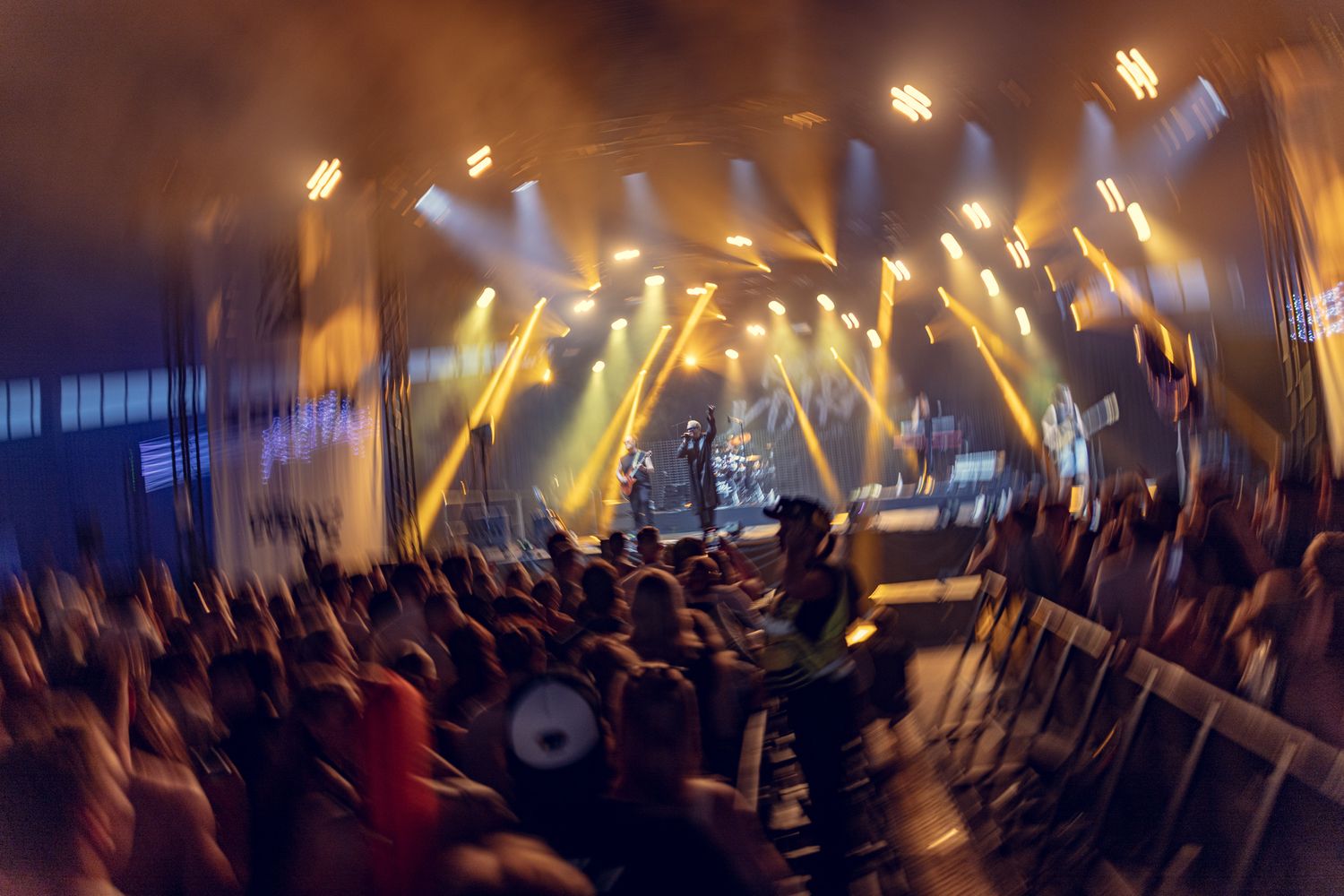 Meripäivillä 2025 Dayevents festareilta tapahtumakuva artistista ja yleisöstä.