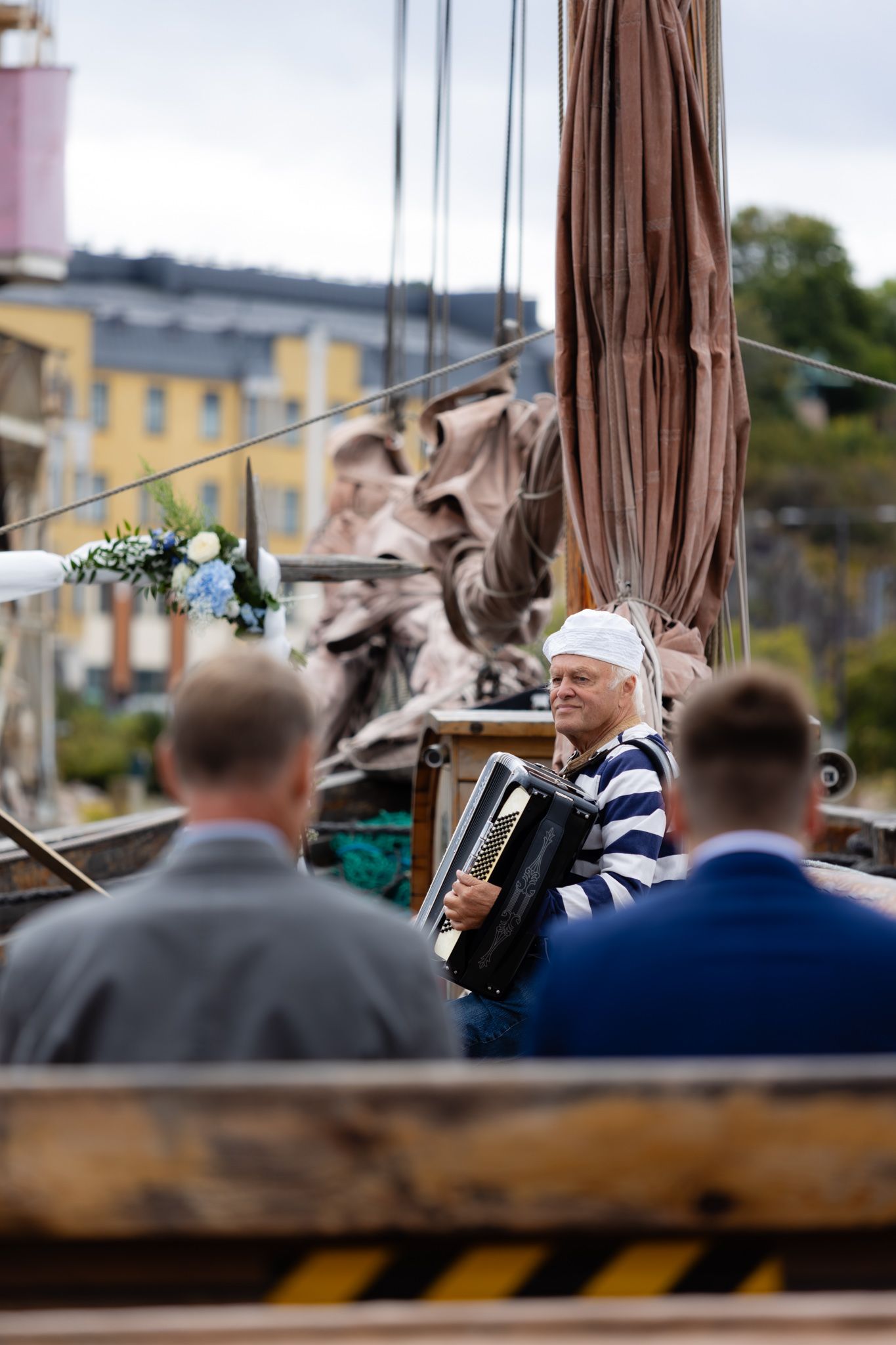 Tunnelmallinen hääkuva juhlan muusikosta.