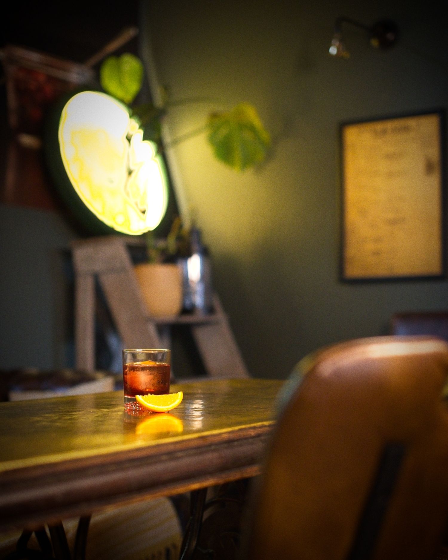 Tuotekuvaus Kotkassa soittoruokala Karoliinassa. Tuotekuva heidän drinkistä.