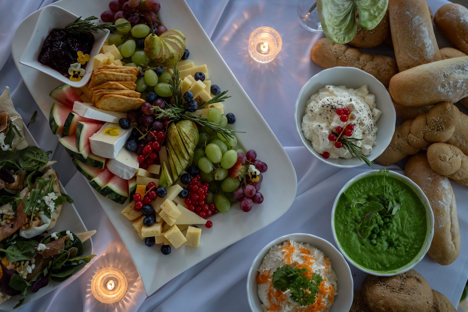 Kotkalaiselle catering palvelulle tehty asiakastyö tuotekuvauksesta. Kuvassa tarjoiltavat pöydällä runsaasti ruokaa.