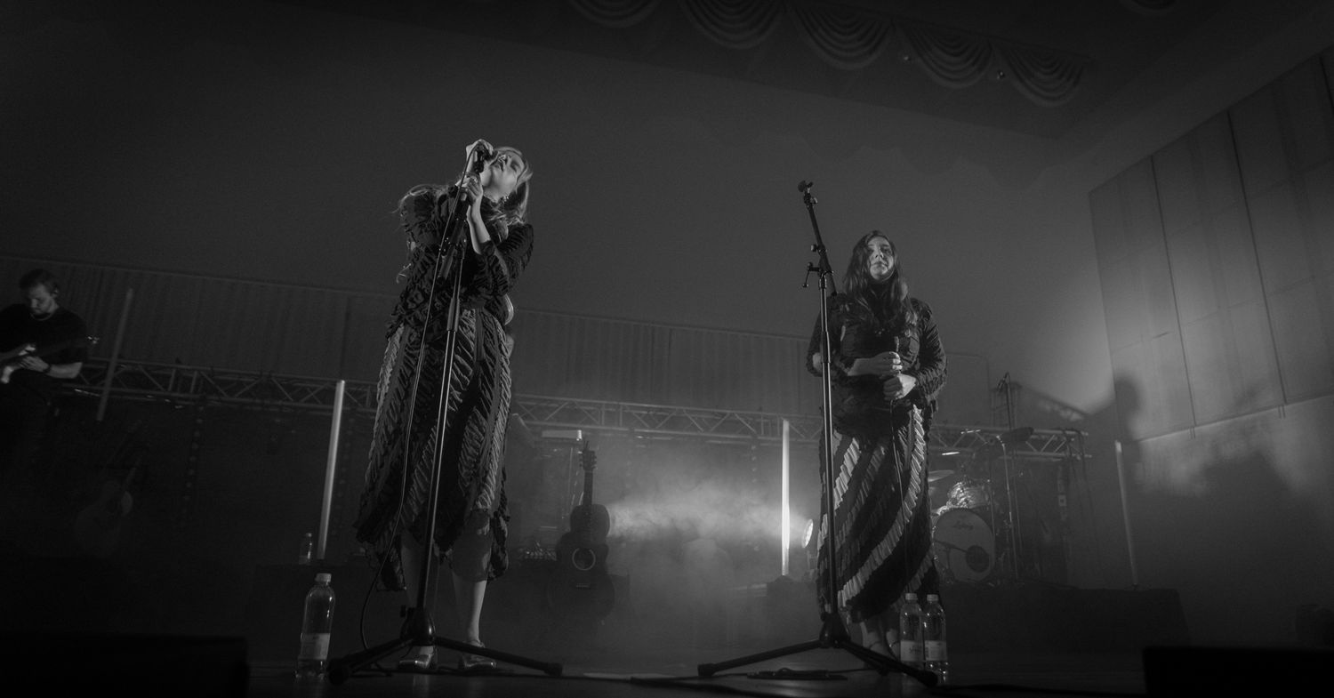 Emma ja Matilda konsertissa otettu kuva artisteista. Tapahtumakuvaus