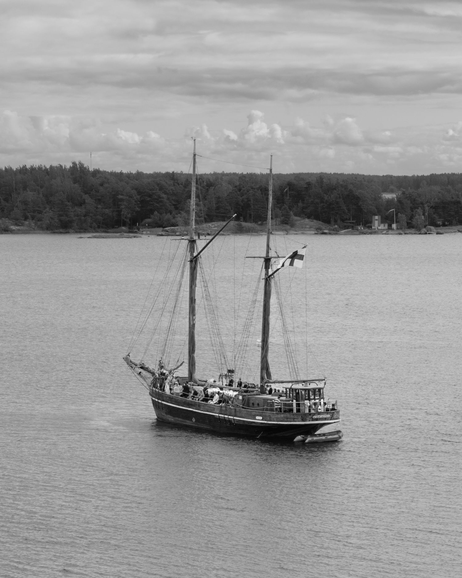 Hääkuvaus dronella otettu ilmakuva vihkitilaisuudesta purjelaivalla