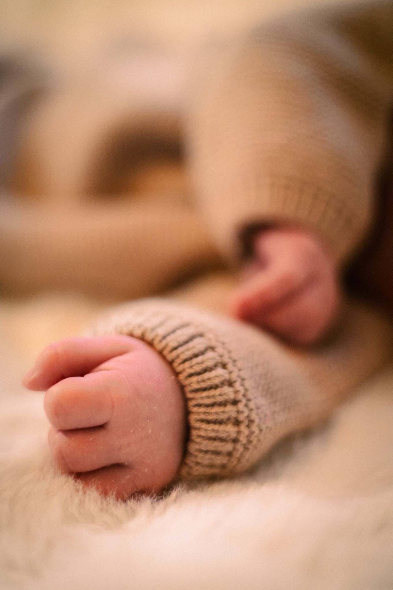 New born kuvauksen aikana otettu kuva vauvan käsistä