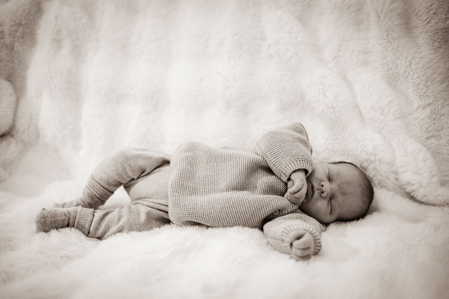 New born kuvaus. Lapsi makaa sohvalla ja hänestä on söpö kuva.