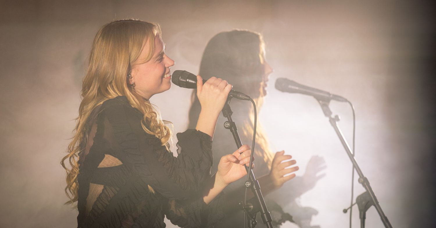 Tapahtumakuvaus Kotkassa Emma ja Matilda keikalta. Kuvassa artistit lavalla ja yleisöä.
