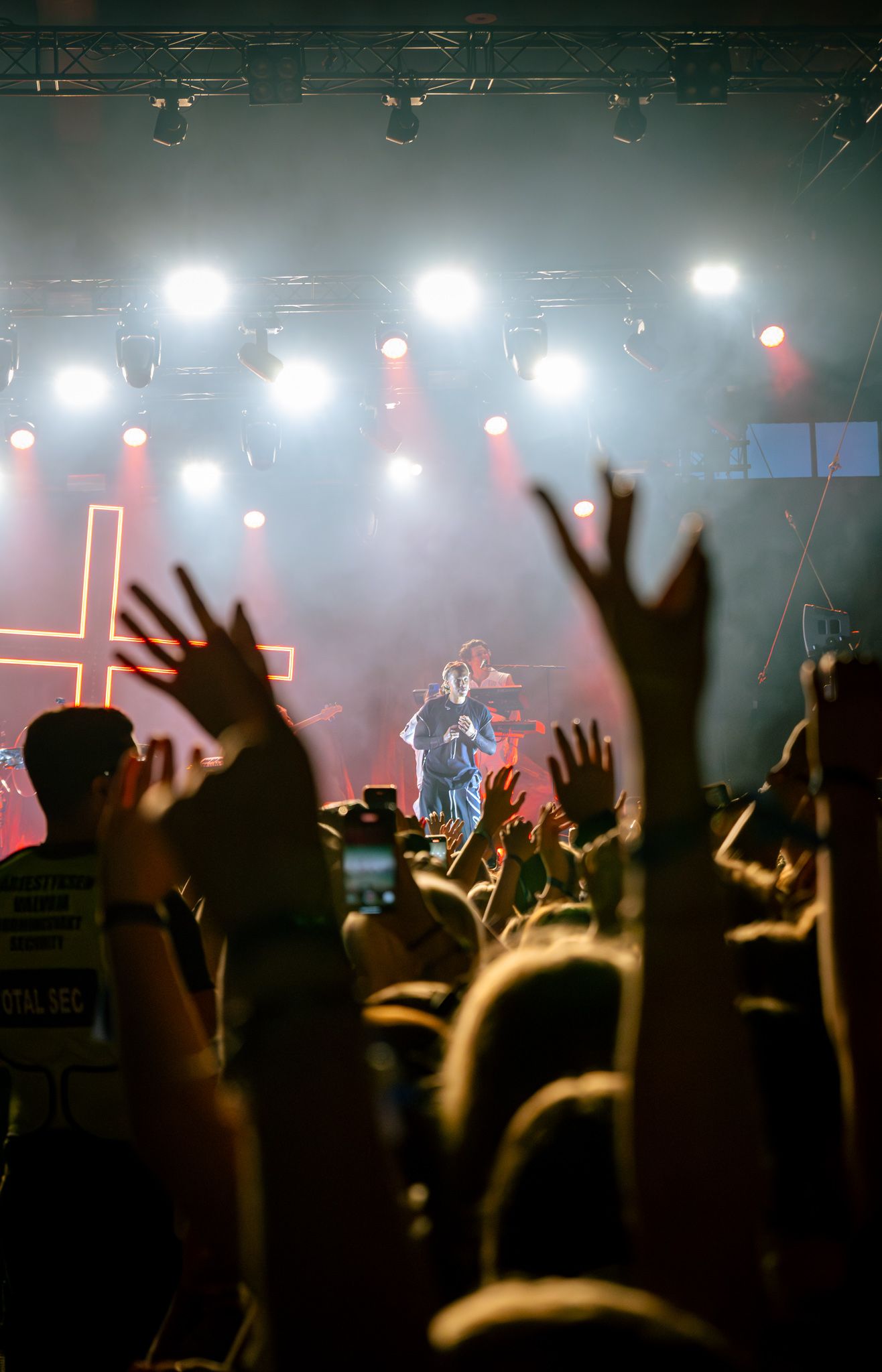 Meripäivillä 2025 Dayevents festareilta tapahtumakuva artistista ja yleisöstä.