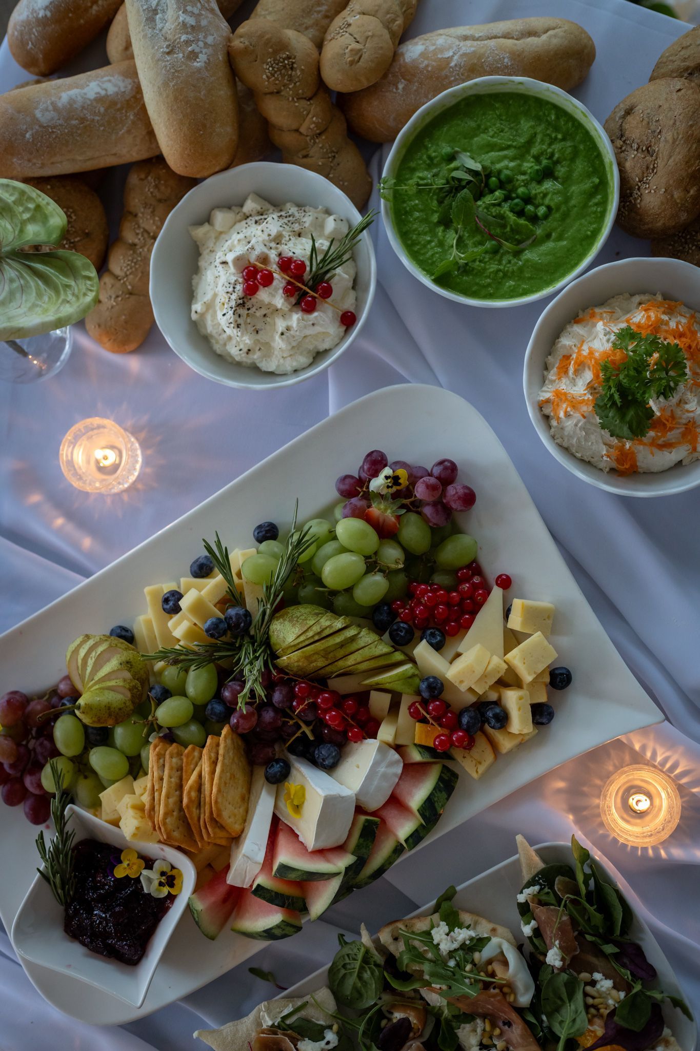 Kotkalaisen Catering yrityksen esimerkki kattaus. Kuvassa värikkäitä vihanneksia ja hedelmiä sekä leipää