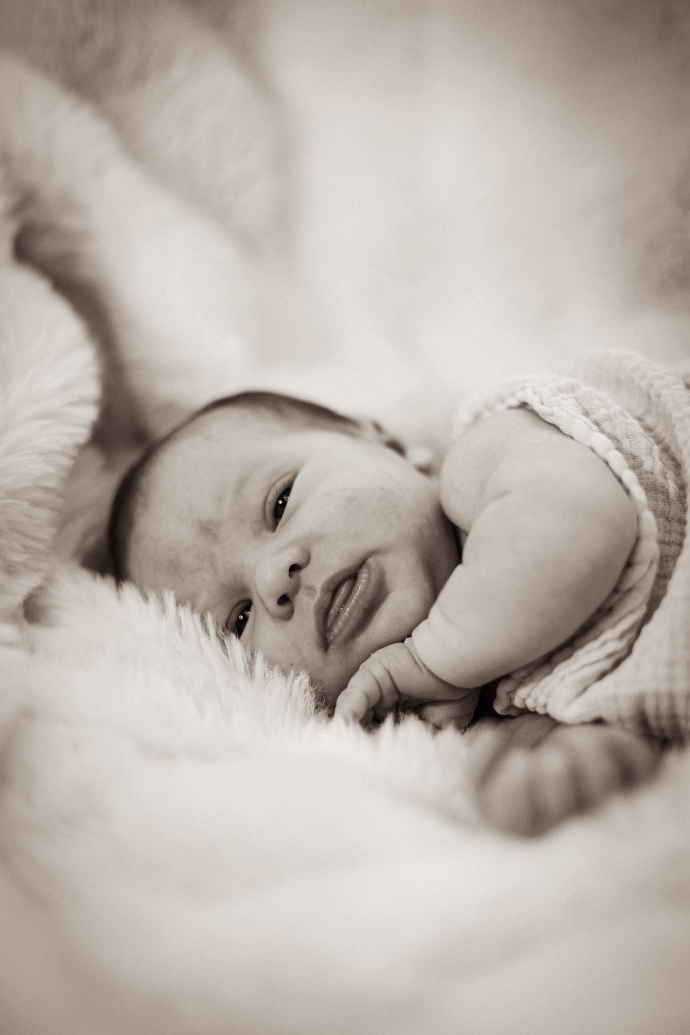 New born kuvaus. Lapsi makaa sohvalla ja hänestä on söpö kuva.