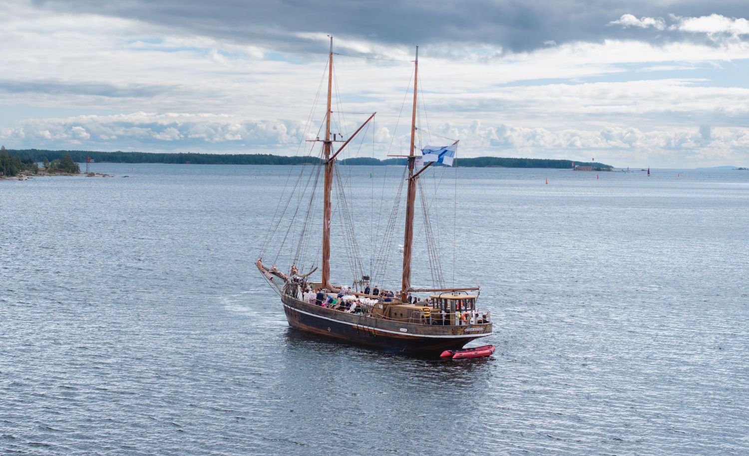 Ilmakuva dronella hääkuvauksen yhteydessä. Vihkimistilaisuus käynnissä laivalla Kotkassa.