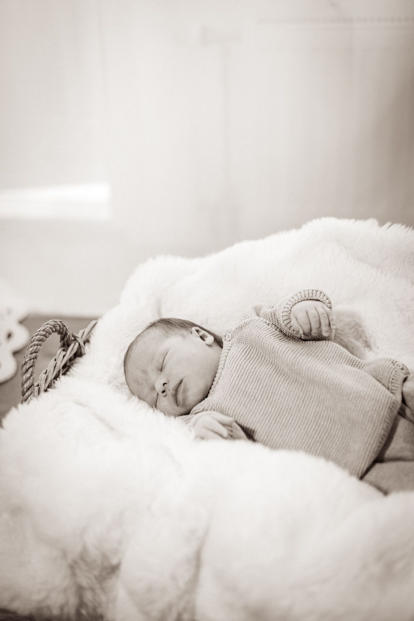 New born kuvaus. Lapsi makaa sohvalla ja hänestä on söpö kuva.