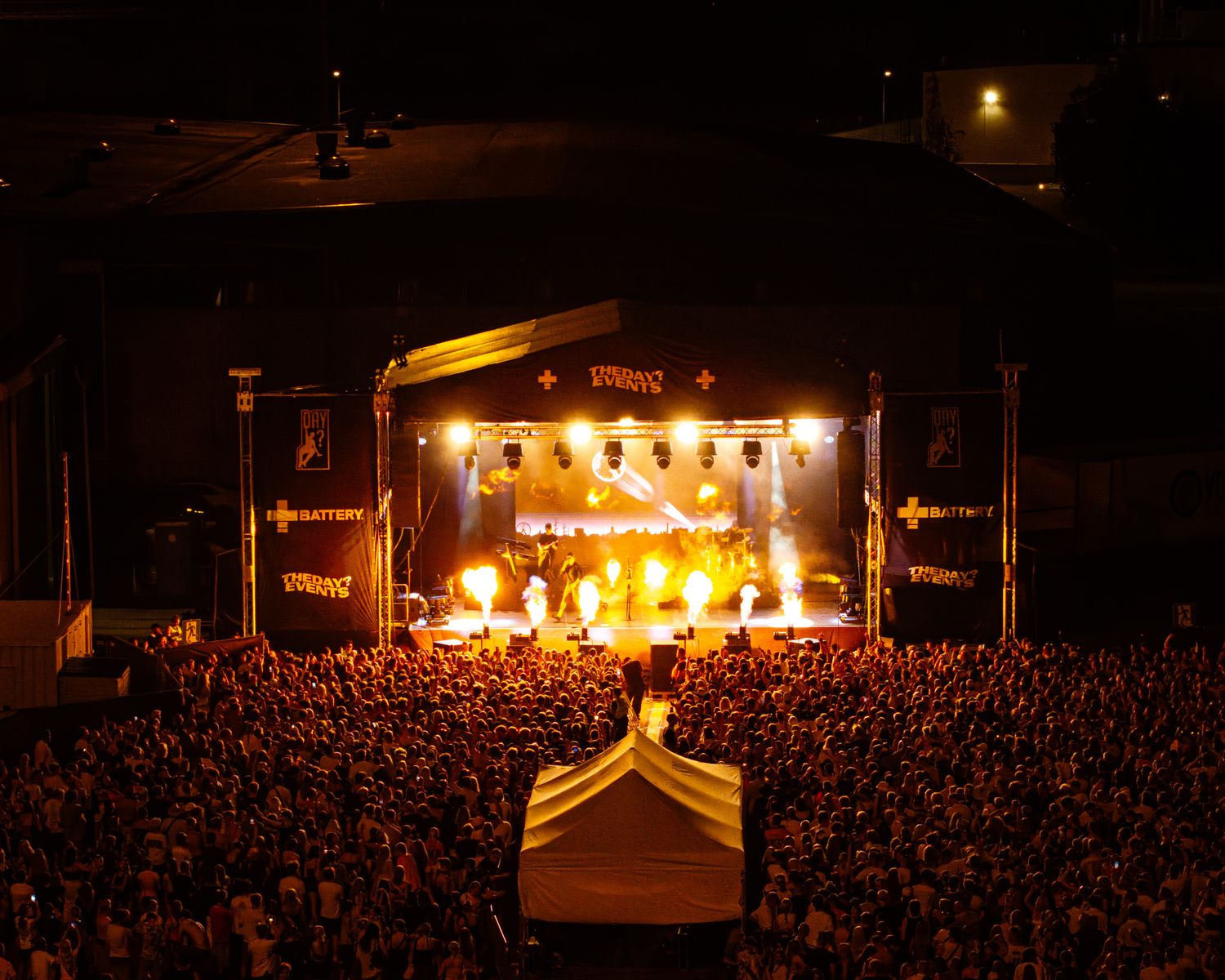 Dayevents festareilta tapahtumakuva dronella ilmakuvan muodossa artistista ja yleisöstä.