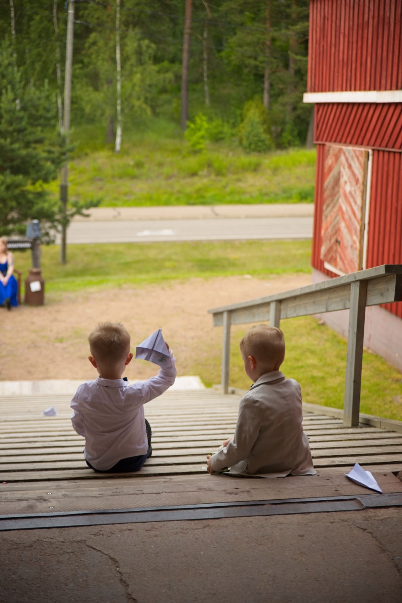 Tunnelmallinen kuva hääpaikalta lapsista.