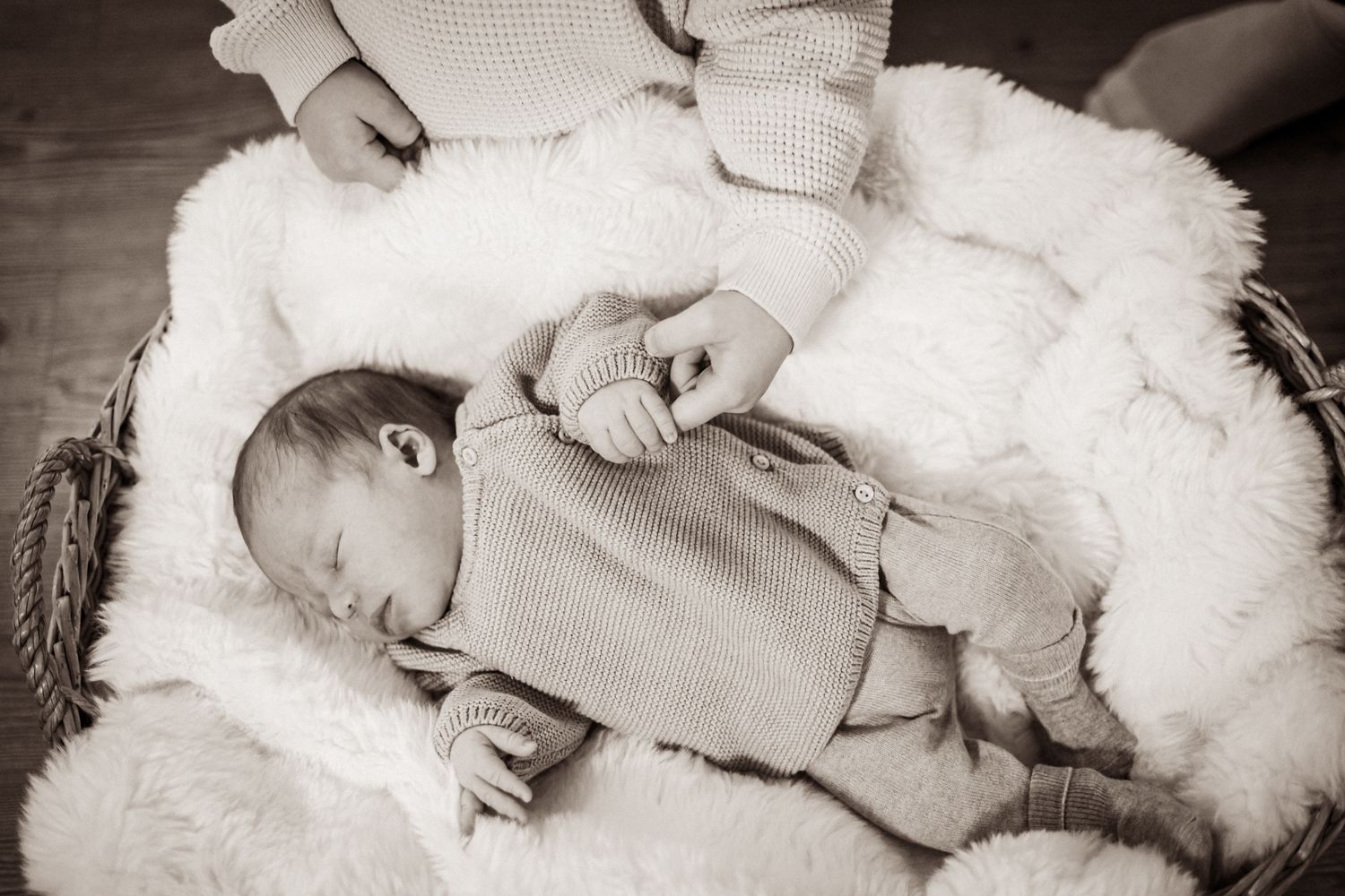New born kuvaus. Lapsi makaa sohvalla ja hänestä on söpö kuva.
