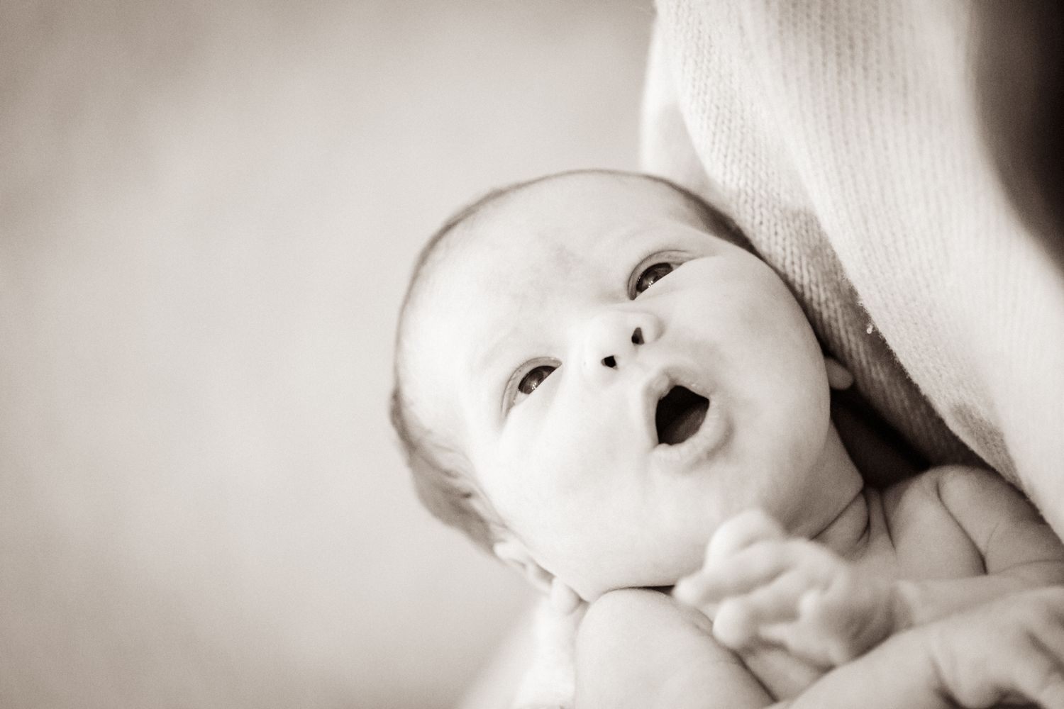 New born kuvauksissa otettu veikeä kuva lapsesta.
