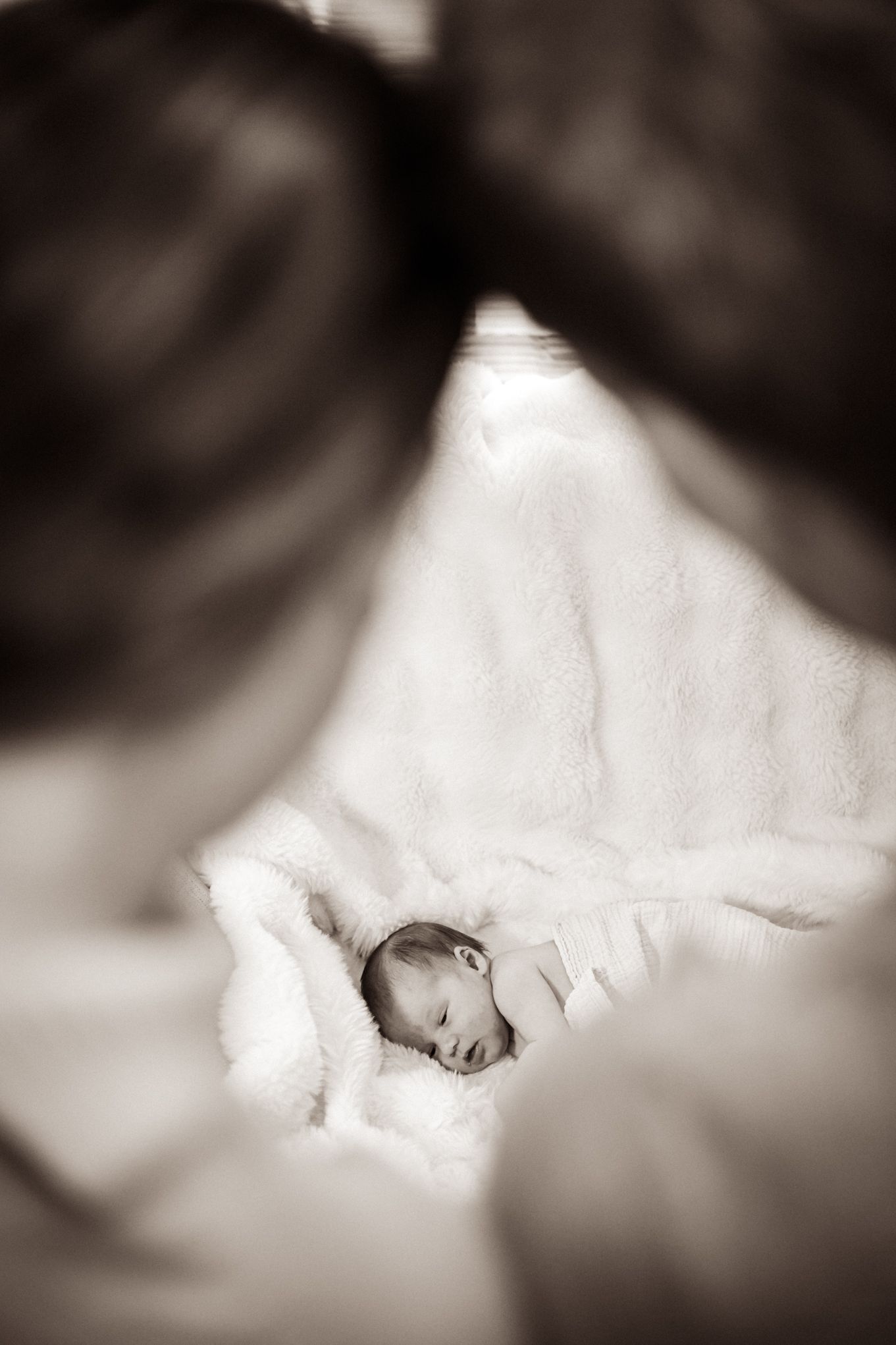 New born kuvaus. Onnelliset vanhemmat kuvaustilanteessa