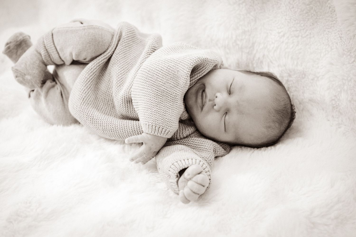 New born kuvaus. Lapsi makaa sohvalla ja hänestä on söpö kuva.