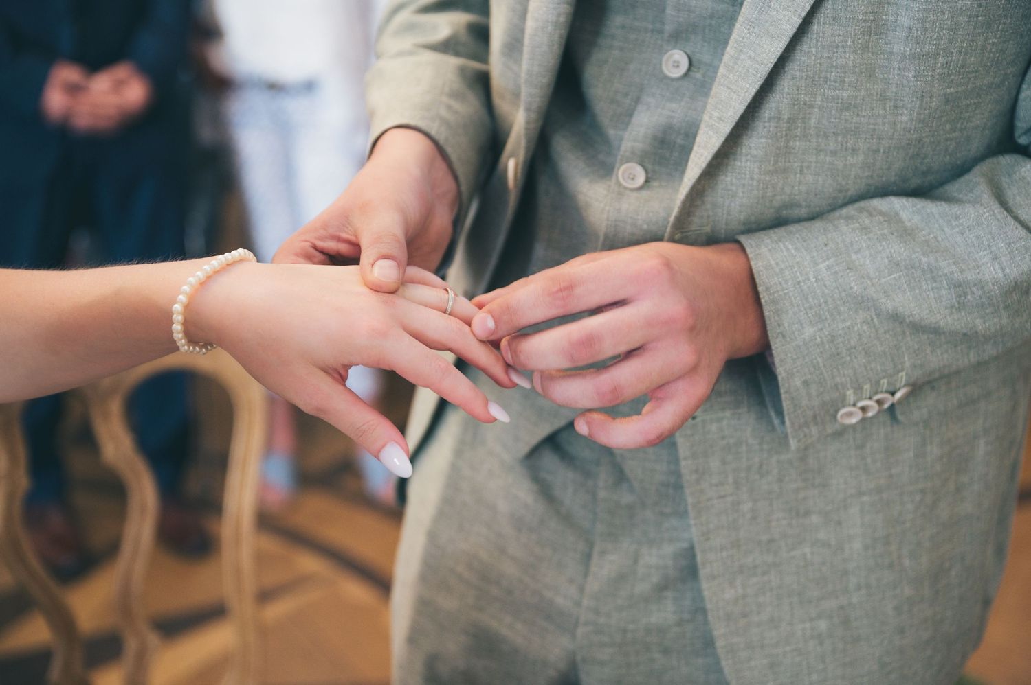 Bräutigam steckt Braut den Ring an den Finger