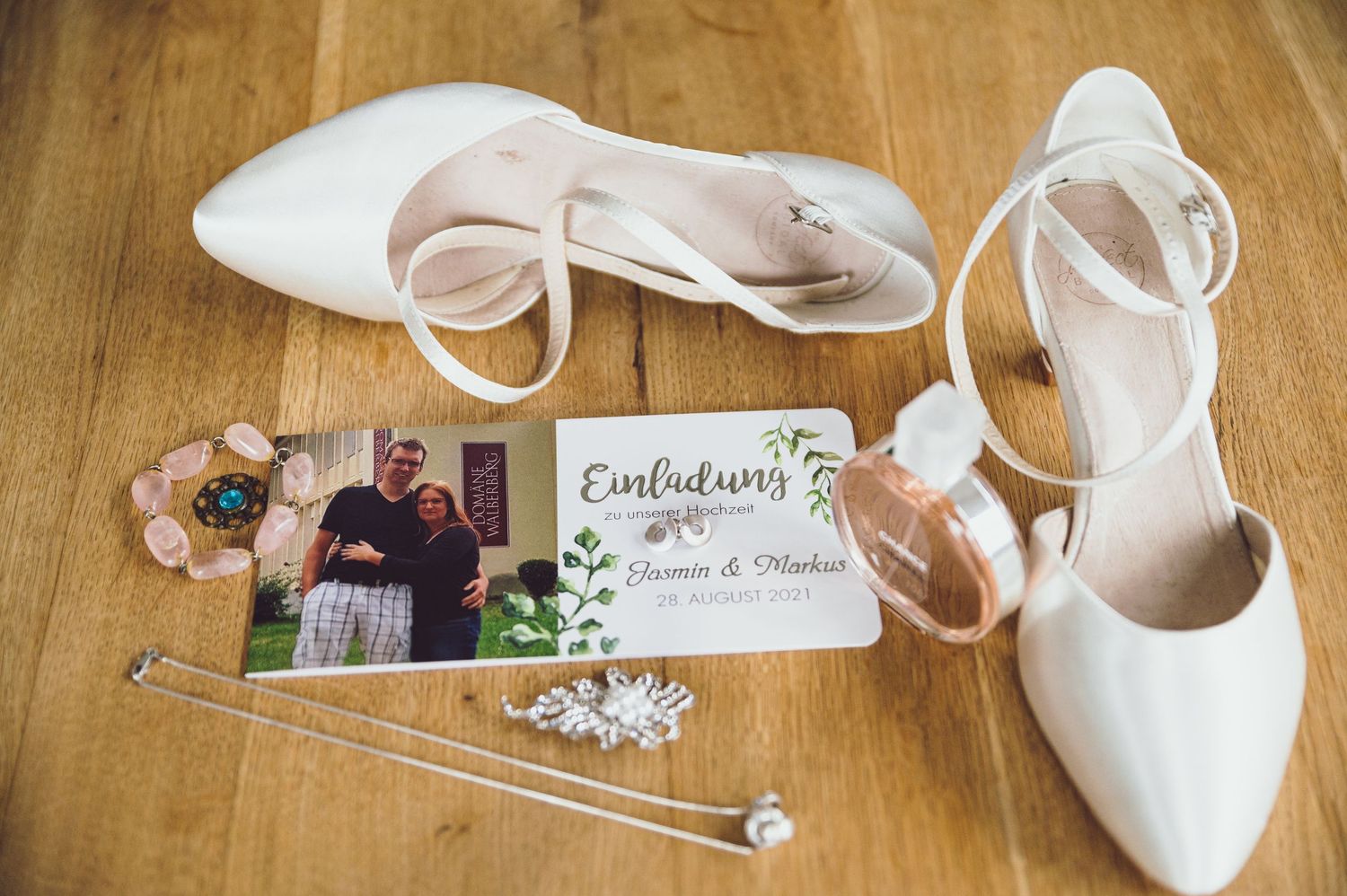 Stillleben Brautschuhe und Accessoires