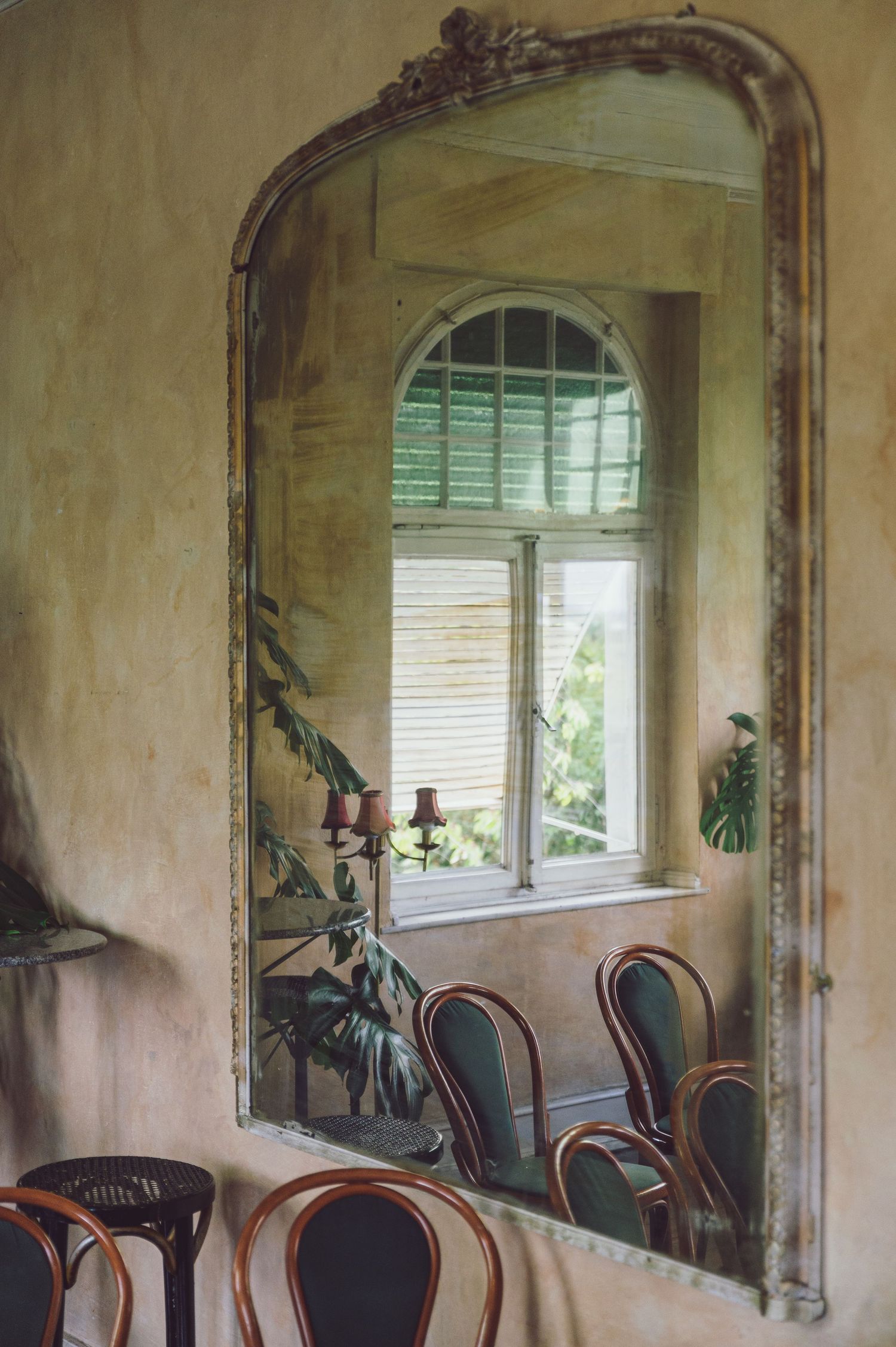 Fotografie eines Fensters durch einen Spiegel
